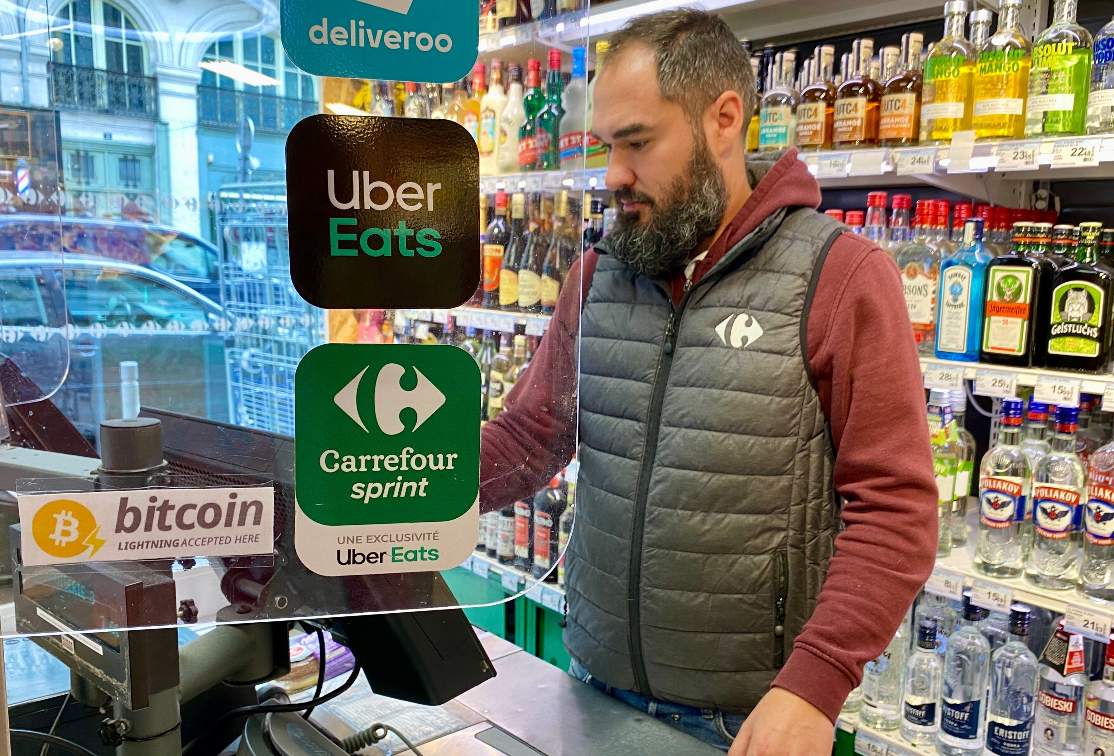 Dans son Carrefour Express de Rouen, Fabien Sausset a décidé de tout mettre en place pour accepter les paiements en bitcoins, comme le signale le sticker collé sur sa caisse. LP/Laurent Derouet