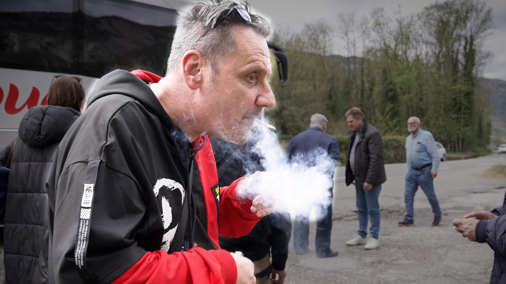 Un passager du bus Duclos pour Andorre, au moment de la pause cigarette.