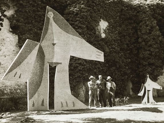 C'est au prieuré de Saint-Hilaire, en Essonne, que Picasso a créé en 1962 sa première statue monumentale : « La Femme aux bras écartés ». DR Etampes-Histoire