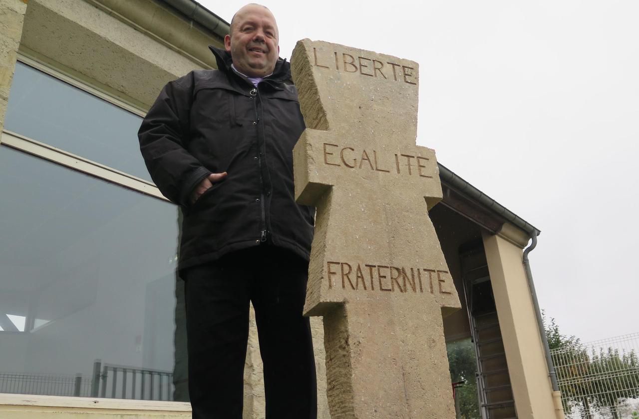 <b></b> Bellay-en-Vexin. Don-Pierre Vendassi, un habitant d’Arthies tailleur de pierre, a réalisé cette croix pattée pour la mairie du Bellay-en-Vexin.