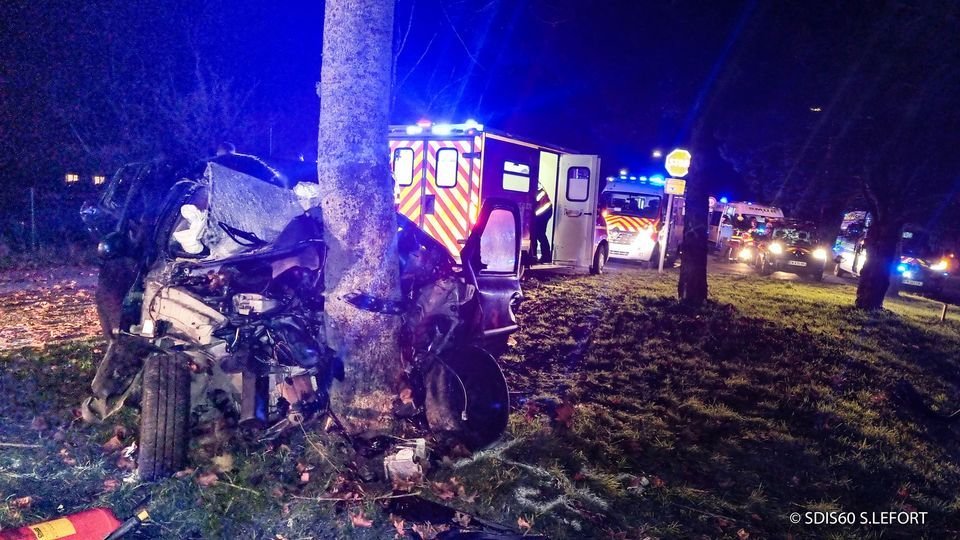 Levignen, samedi soir. Le véhicule Clio a quitté la route et s'est encastré dans un arbre. L'accident a fait un mort et deux blessés graves. Sdis Oise