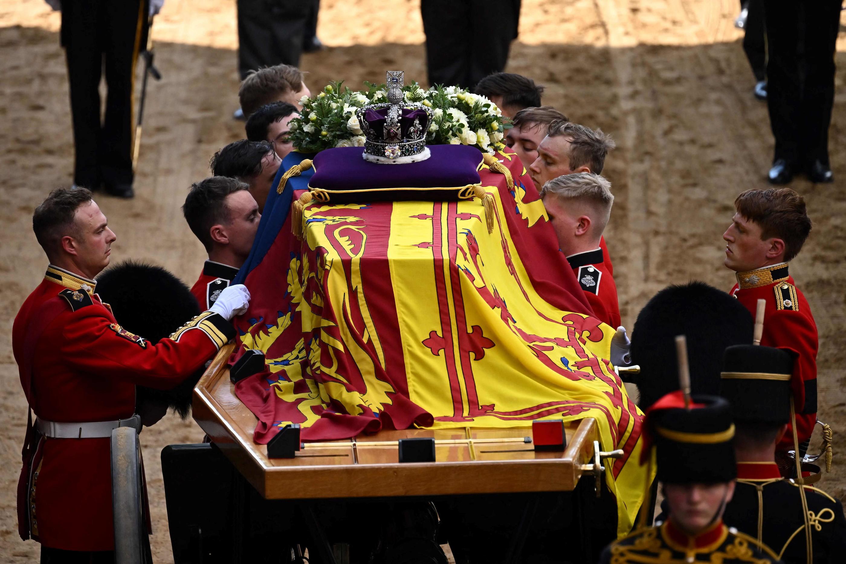 La procession royale est terminée et le cercueil fait son entrée dans le palais de Westminster. AFP/Ben Stansall
