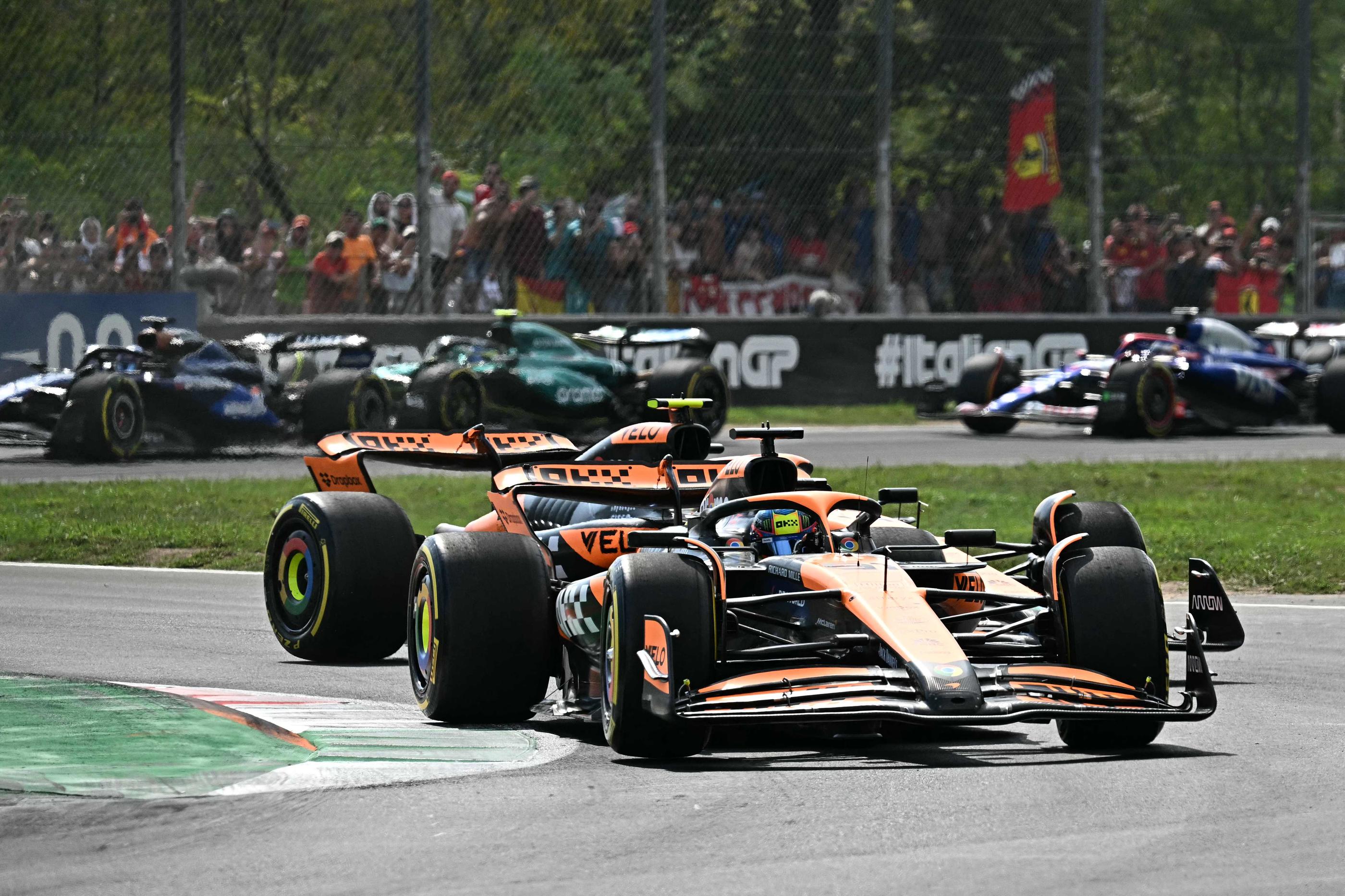 Les pilotes McLaren Oscar Piastri et Lando Norris ont livré un duel intense dès les premiers virages du GP d'Italie ce dimance. AFP/Gabriel Bouys