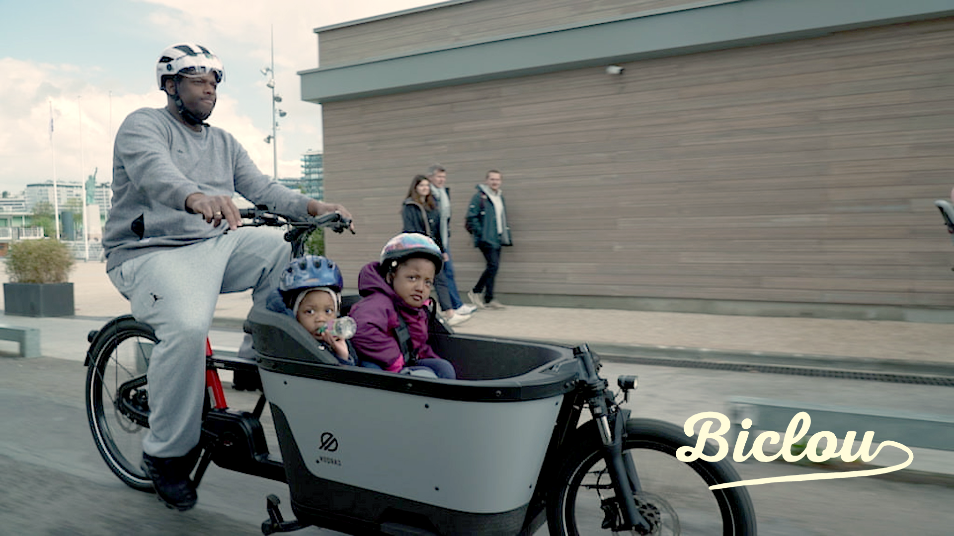 Enfants à bord d'un vélo cargo