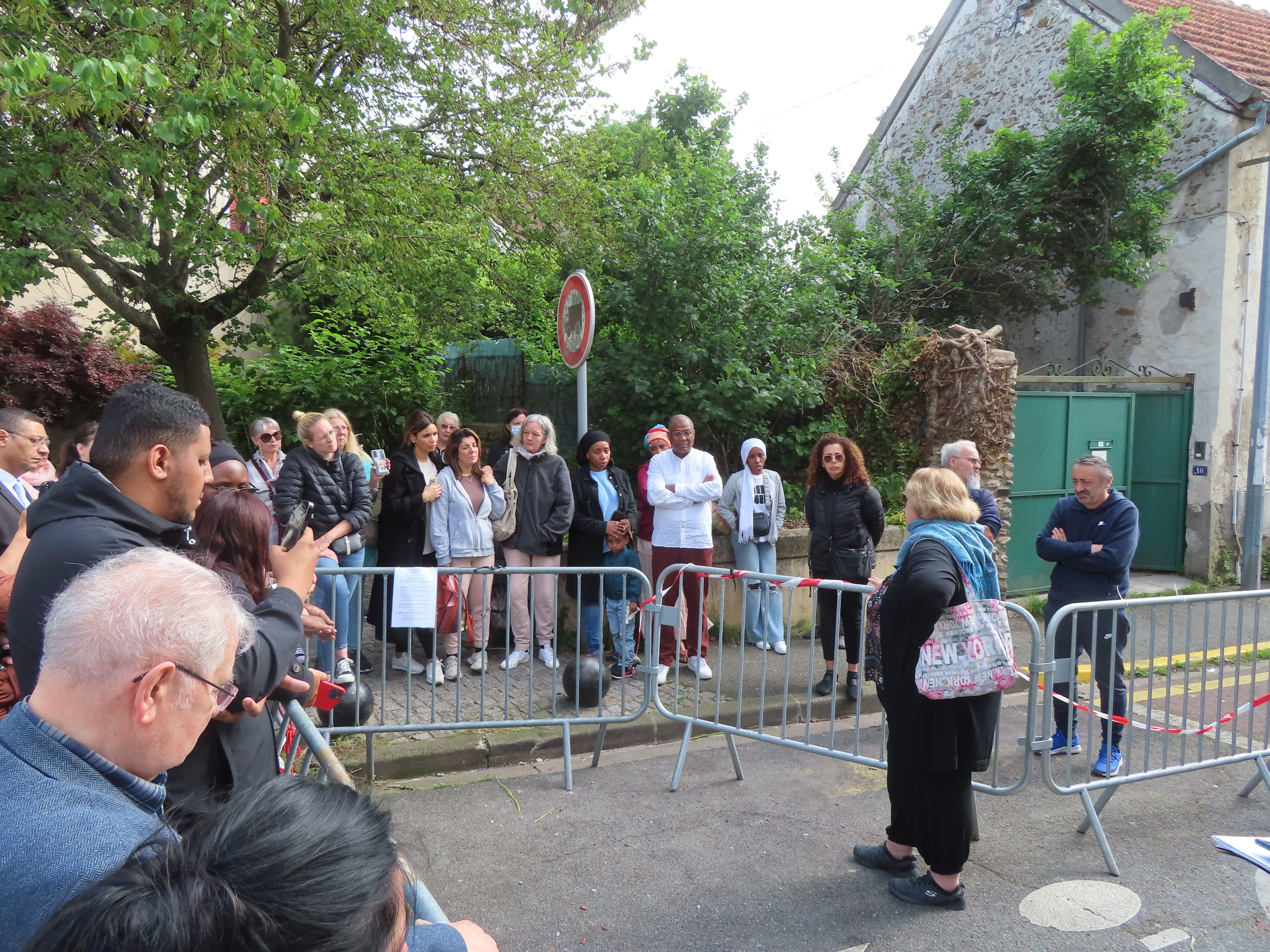 Orly, lundi 27 mai. La directrice de l'agence locale de Valophis, le bailleur social, tente de répondre aux nombreuses questions des habitants en attente d'un nouveau logement. LP/S.D.