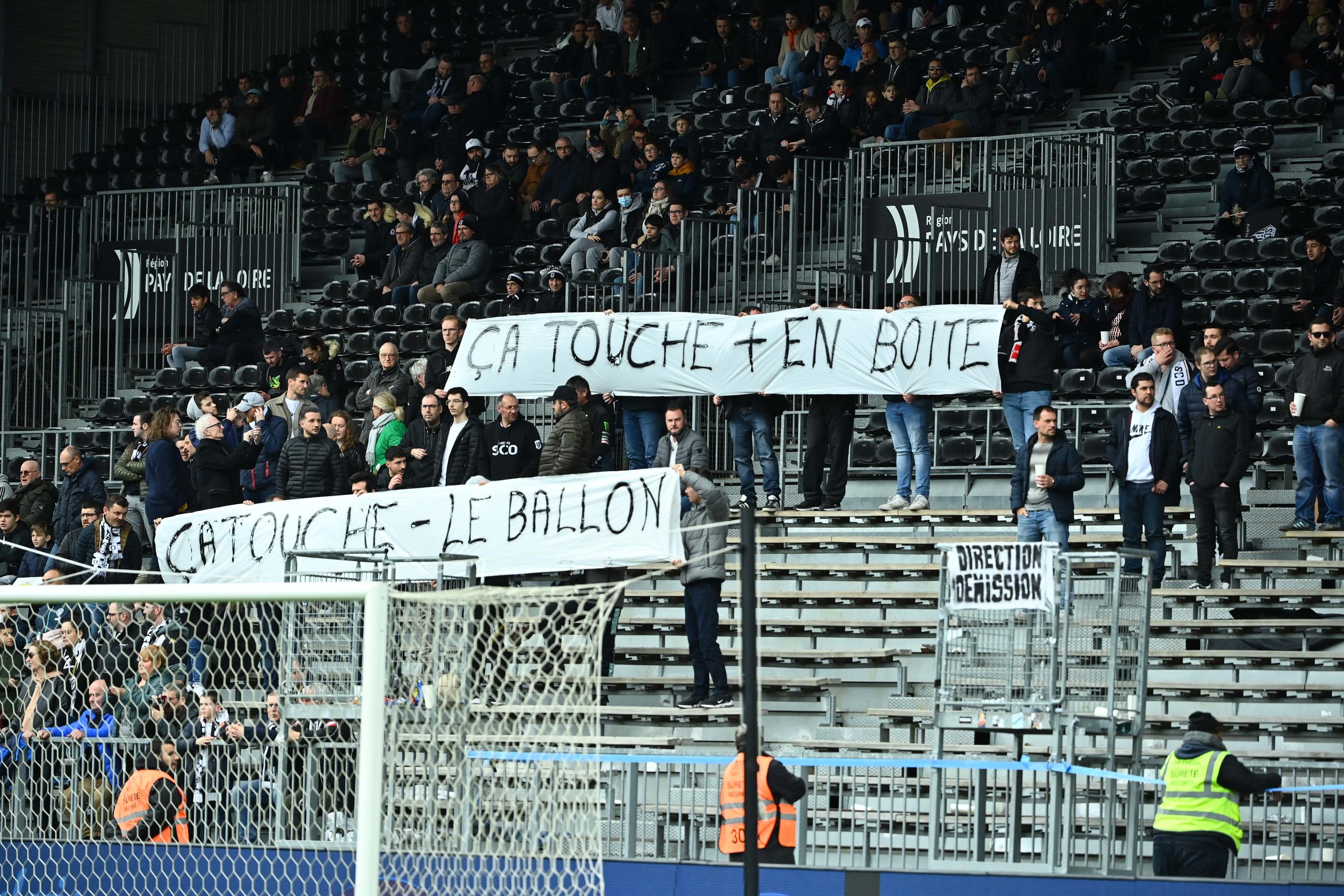 Des supporters déploient des banderoles contre leurs dirigeants lors d'un match face au TFC, le 12 mars. Icon Sport/Anthony Dibon