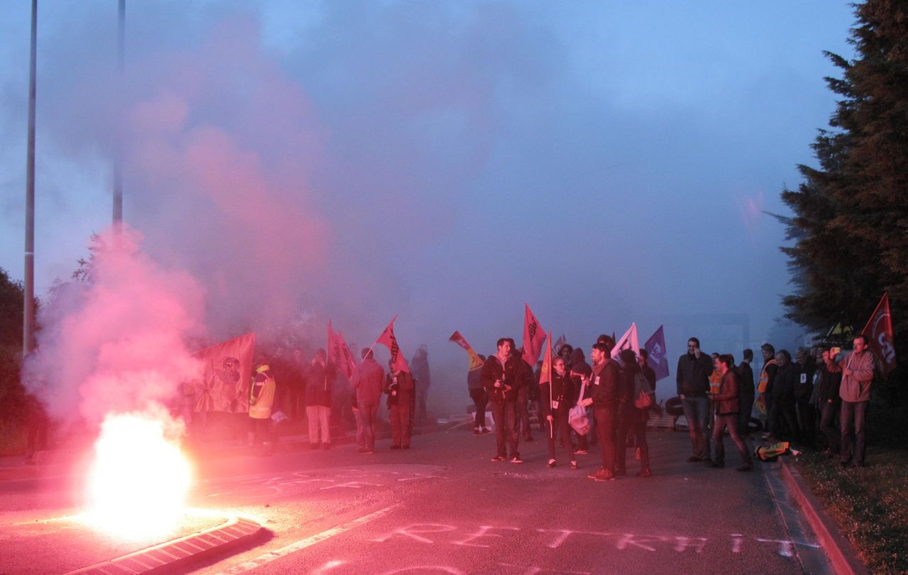 <b>Coignières, ce mercredi.</b> Une cinquantaine d’opposants à la loi El Khomri ont bloqué l’accès au dépôt de carburant une partie de la matinée. 