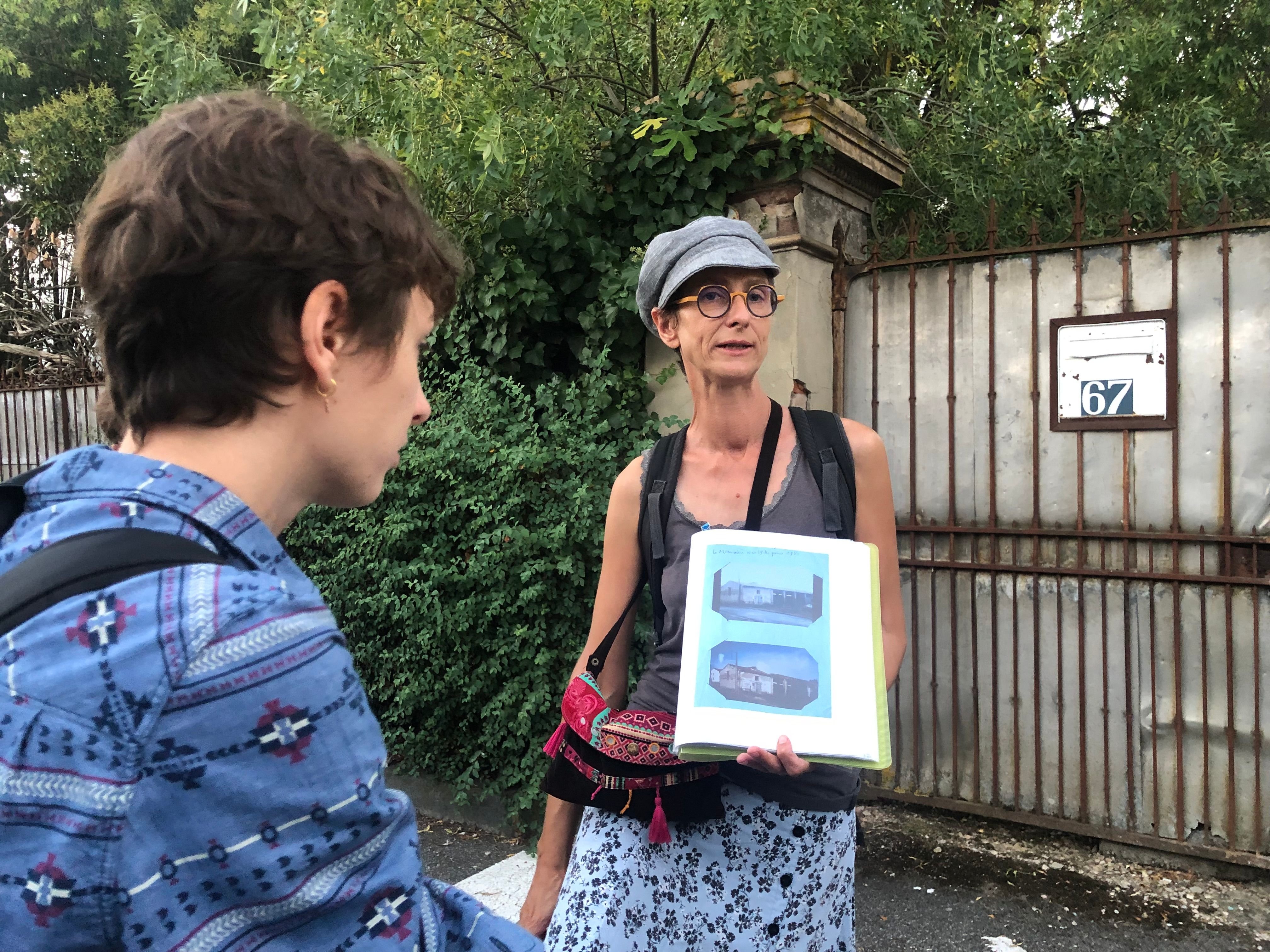 L’historienne Sonia Moussay lors d’une visite guidée en octobre dernier du quartier de Soupetard, à Toulouse./LP/Johanna Decorse