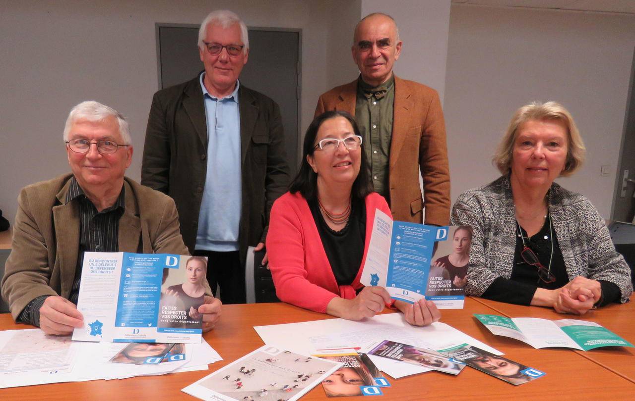 <b></b> Melun, le 17 mars. Parmi les 8 délégués du Défenseur des droits en Seine-et-Marne : de gauche à droite, Jacques Péricat, Marie-Anne Jacquery, Marie-Thérèse Fontenelle, et debout Gérard Rousselet et Francois Wellhoff. 