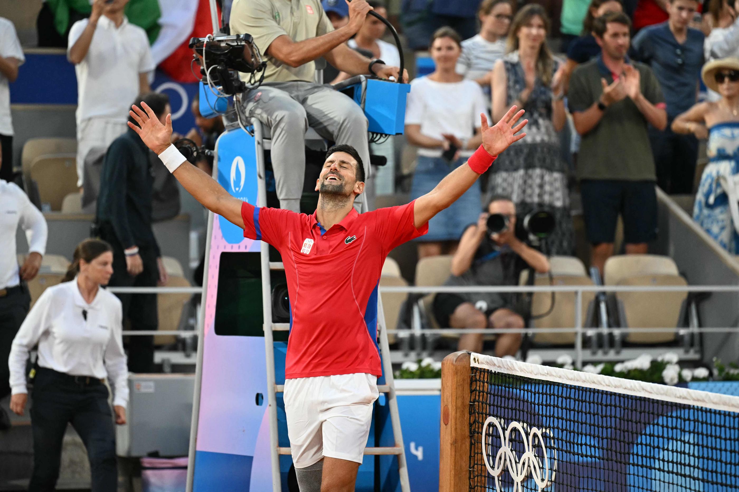 Paris, ce vendredi. Novak Djokovic, 37 ans, s’est qualifié pour la finale du tournoi olympique de tennis en dominant l’Italien Lorenzo Musetti. AFP/Miguel Medina