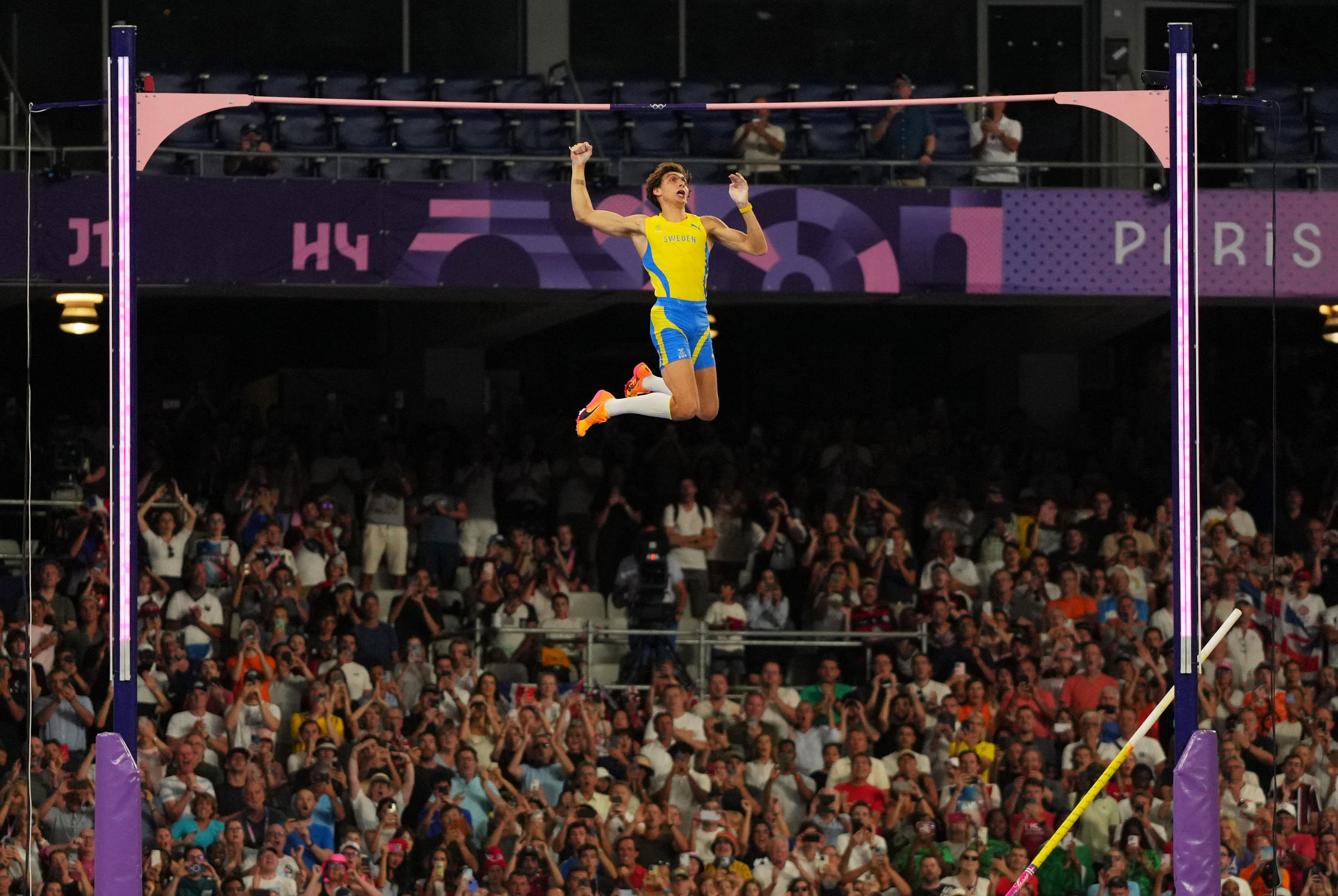 Paris 2024 Olympics - Athletics - Men's Pole Vault Final - Stade de France, Saint-Denis, France - August 05, 2024. Gold medallist Armand Duplantis of Sweden in action as he vaults a new world record of 6.25 metres REUTERS/Aleksandra Szmigiel