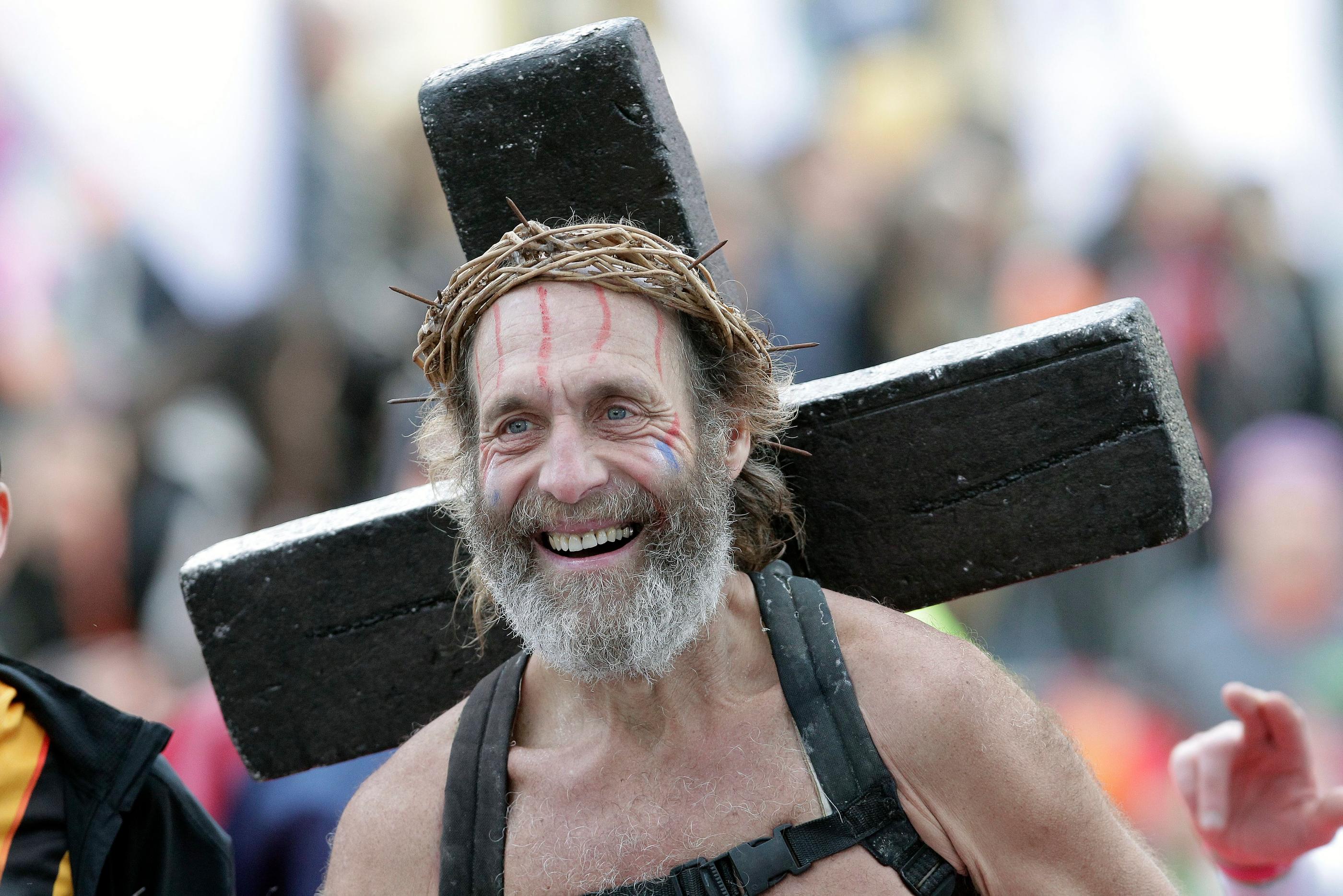 Villefranche-sur-Saône (Rhône), le 21 novembre 2015. Gilbert Dantzer, alias Jésus, a disputé ce week-end son 300e marathon sur celui du Beaujolais. «C’est un miracle», s'amuse-t-il aujourd'hui. PHOTOPQR/Le Progrès/Maxime Jegat