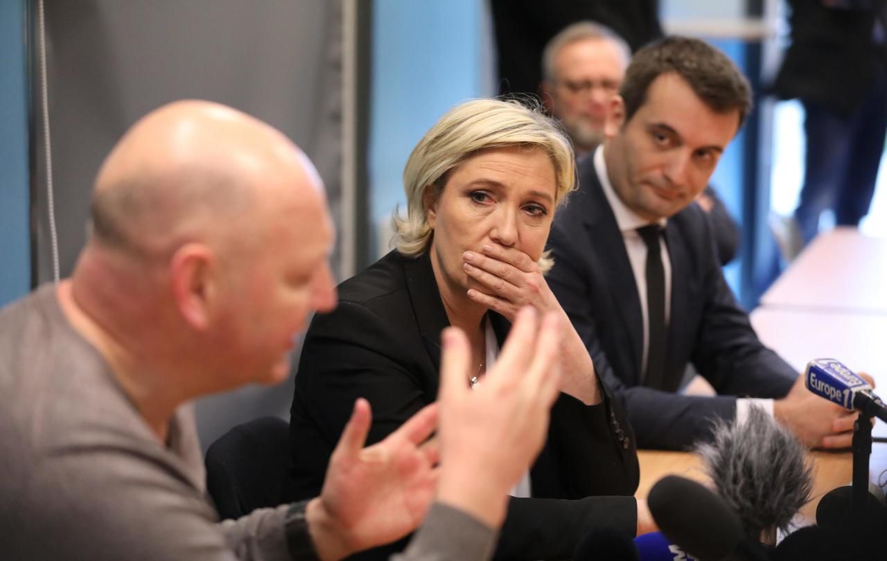 <b></b> Chauconin, mercredi matin. Invitée par le responsable local de Force ouvrière (au premier plan), Marine Le Pen s’est rendue au centre pénitentiaire de Meaux-Chauconin. Elle a détaillé son programme pour les prisons françaises. 