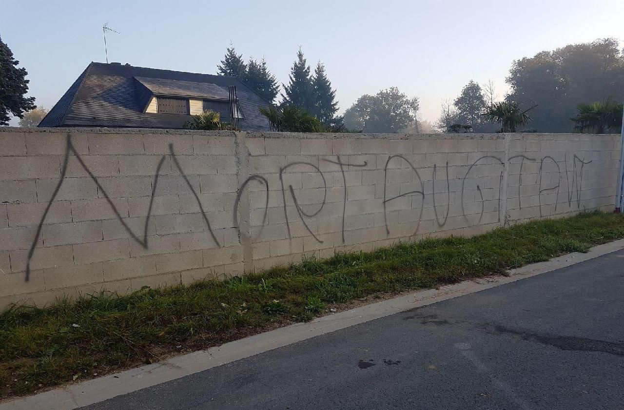 <b></b> Jouars-Pontchartrain. Graffiti tagué il y a deux semaines sur le mur de la propriété. 