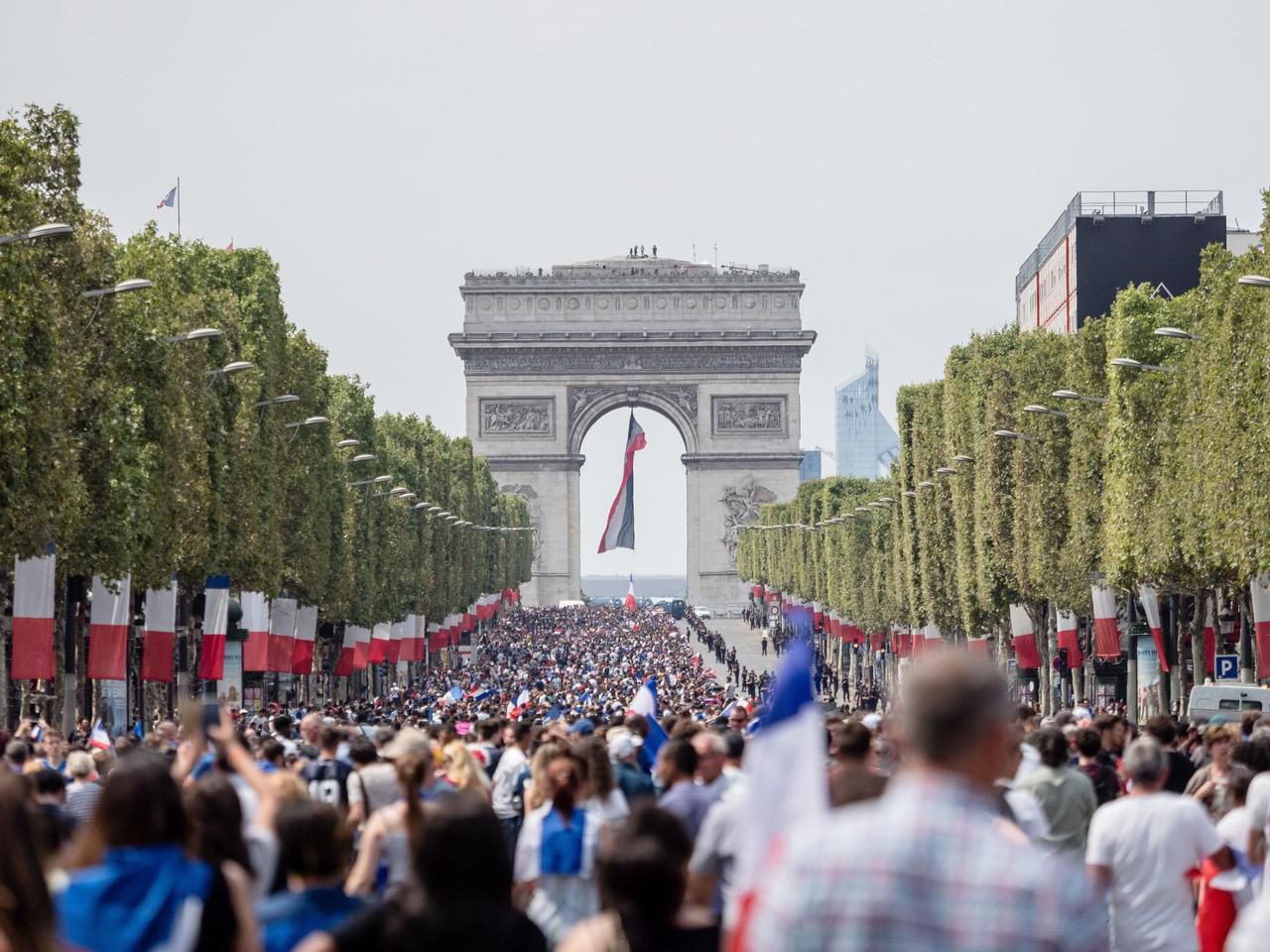 Paris (VIIIe), le 16 juillet 2018. L'avenue des Champs-Élysées remplie de supporters, au lendemain de la victoire de l'équipe de France de football en Coupe du monde. LP/Benoit Durand