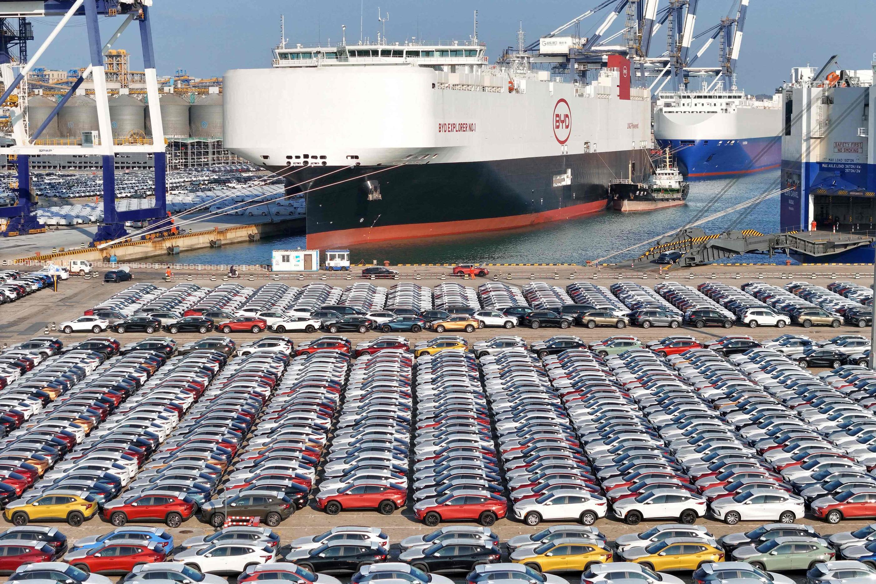 Des voitures électriques chinoises destinées à l'exportation en attente d'être chargées sur le « BYD Explorer NO.1 » au port de Yantai. AFP / China OUT