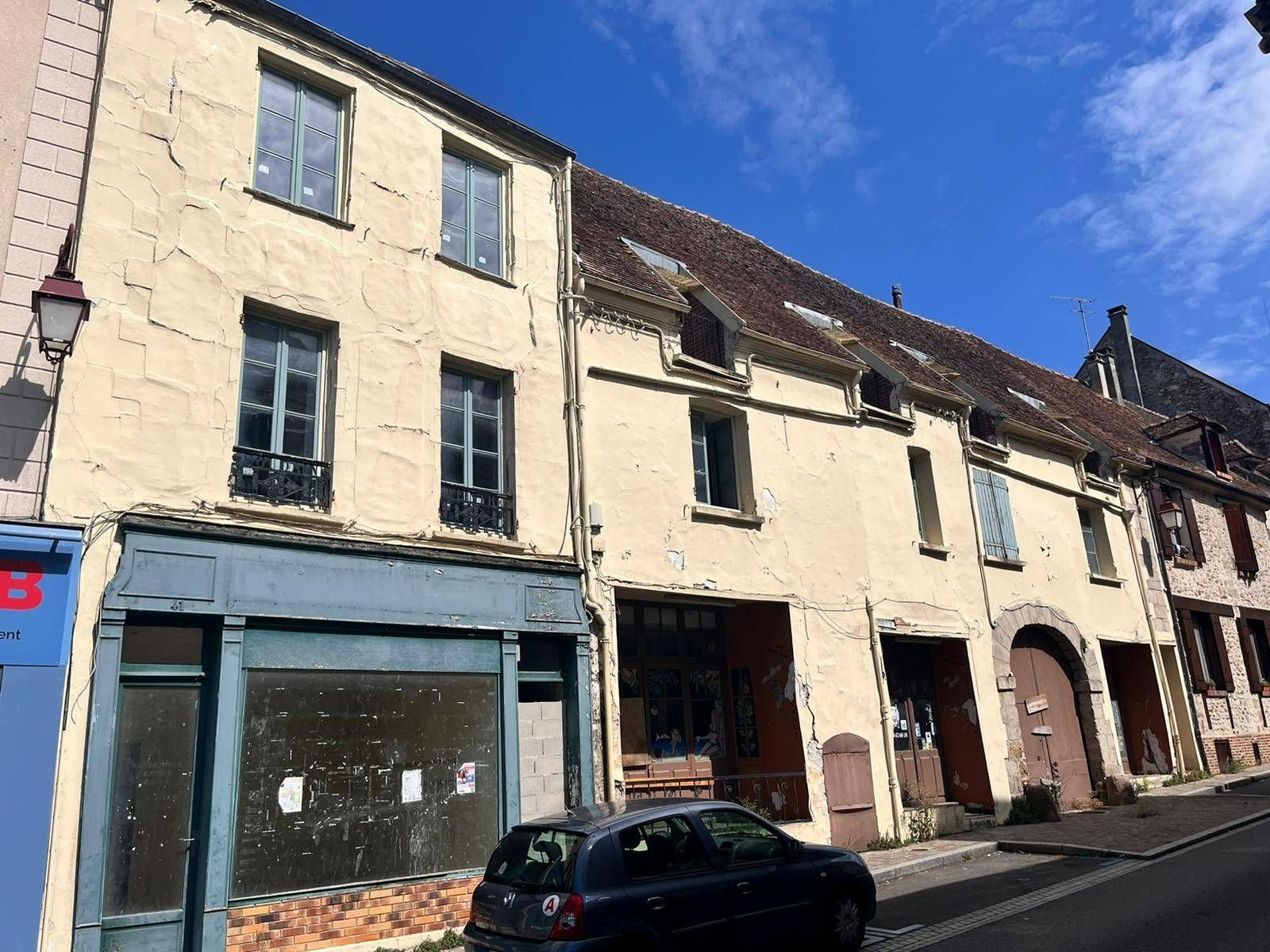 À Rozay-en-Brie (Seine-et-Marne), cet immeuble nécessite des travaux de sécurisation en urgence. « Dans la cour, c'est la jungle et les toitures s'écroulent », témoigne le maire, Patrick Percik. DR