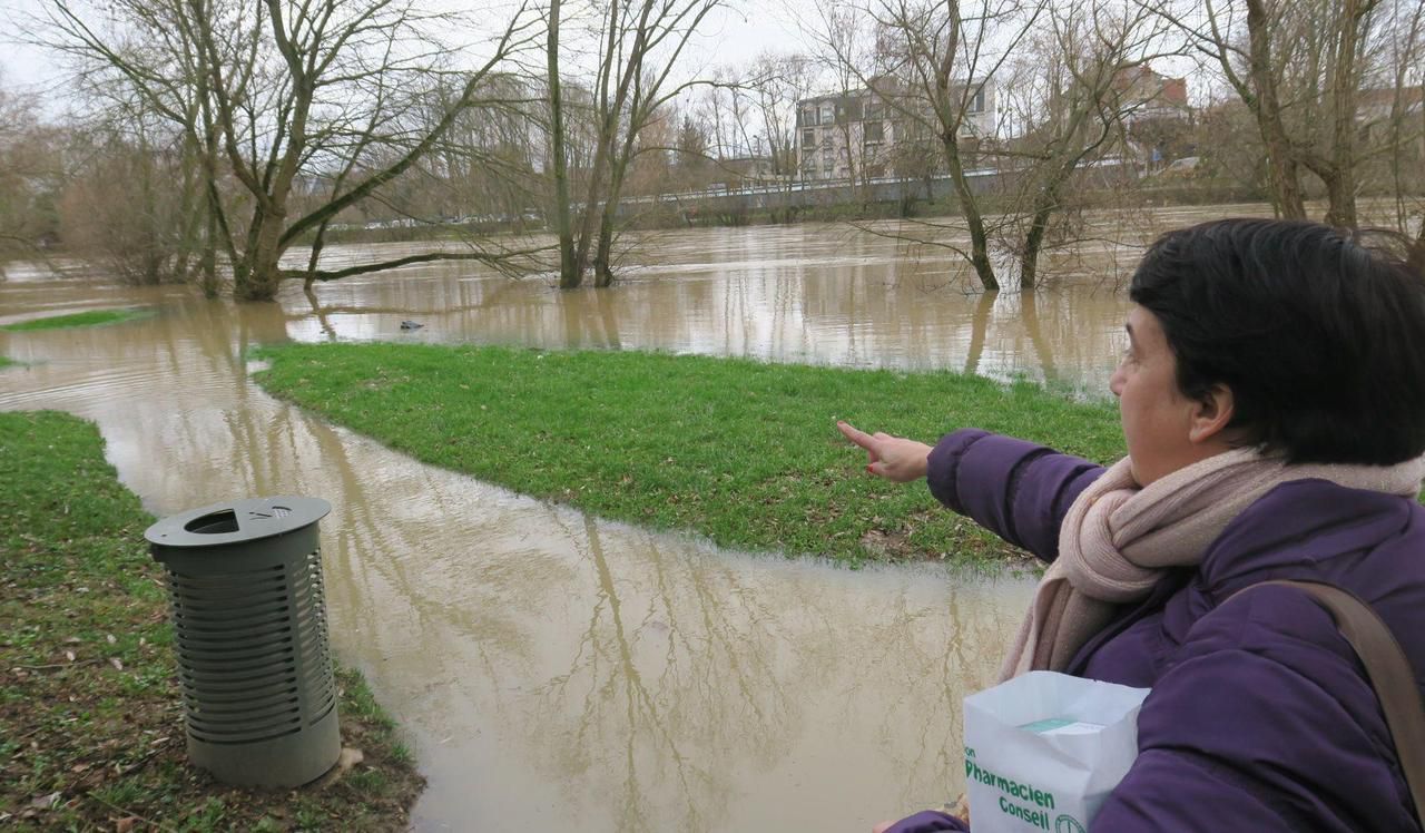 <b></b> Chelles, samedi 28 décembre 2019. Les habitants surveillent la montée du niveau de la Marne, placée en vigilance jaune dans le secteur.