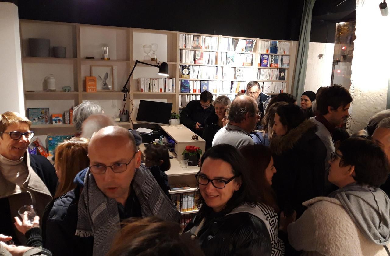<b></b> Issy-les-Moulineaux, 30 novembre 2019. La nouvelle librairie Gutenberg était pleine à craquer le soir de son inauguration.