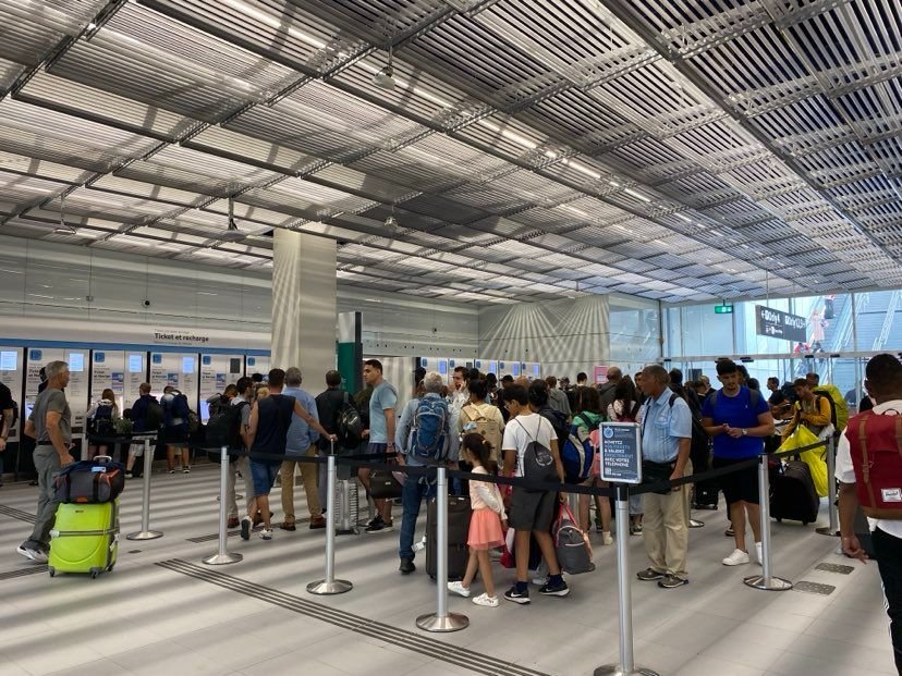 Aéroport d'Orly (Val-de-Marne), mercredi 24 juillet. Les touristes étrangers doivent patienter de longues minutes pour acheter un ticket de métro. LP/Manon Hilaire