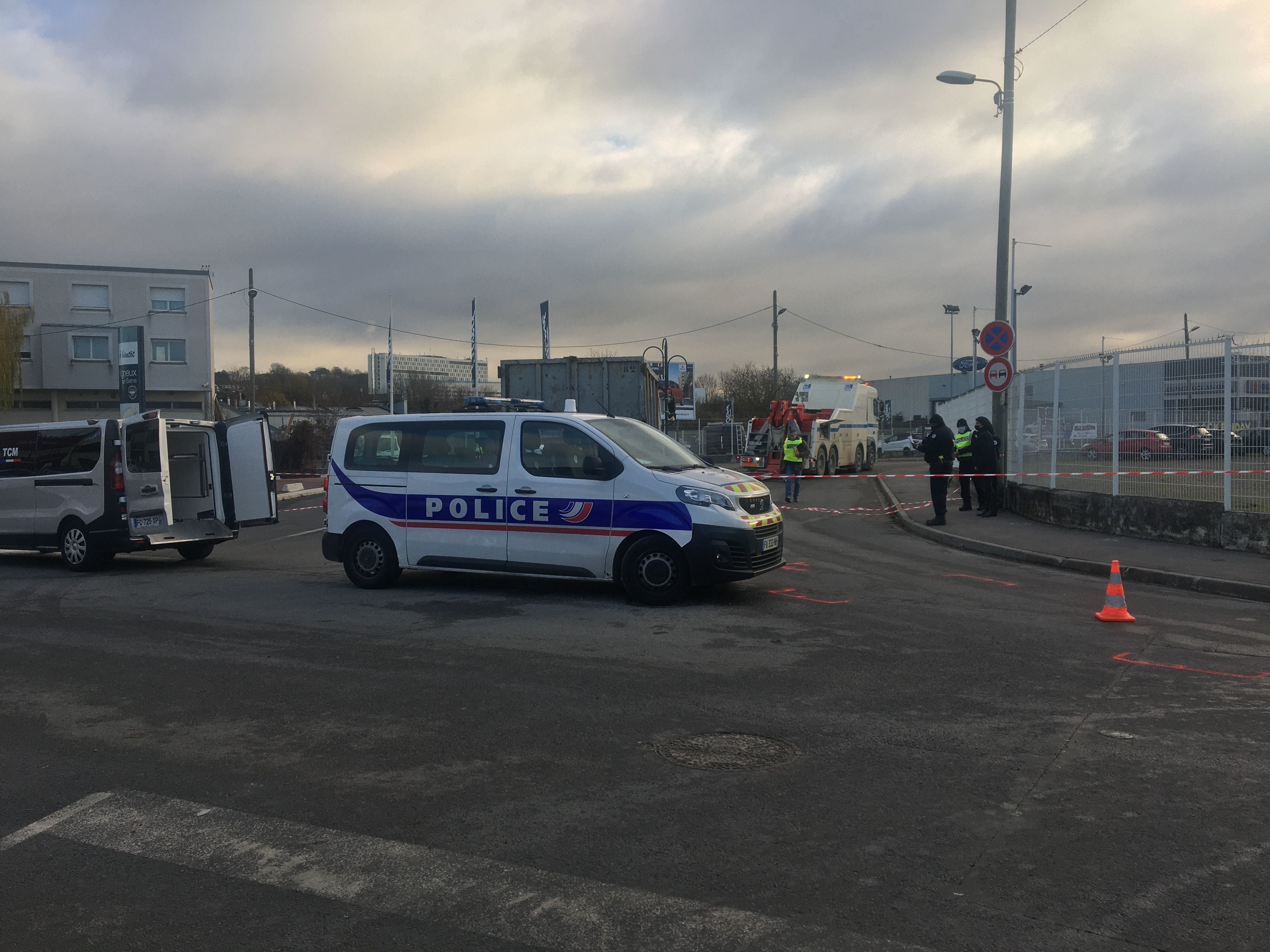 Vigneux-sur-Seine, ce lundi. Une cycliste est décédée, écrasée par un camion-benne rue de la Longueraie. LP/B.S.