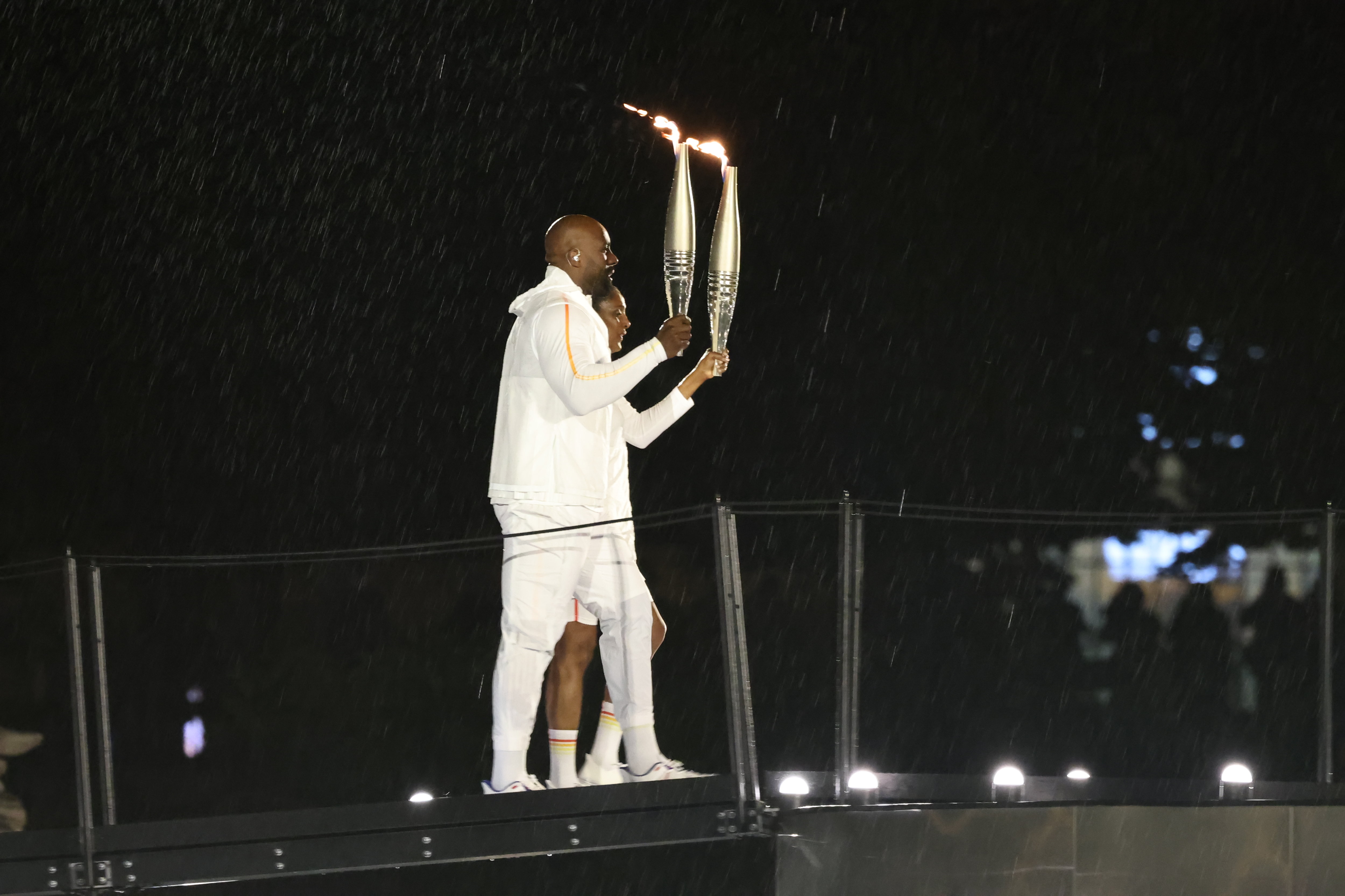 Ultimes participants d'un relais de la flamme haut en couleurs, Marie-José Pérec et Teddy Riner ont allumé la vasque au jardin des Tuileries, avant que cette dernière ne s'envole dans les airs. LP/Frédéric Dugit