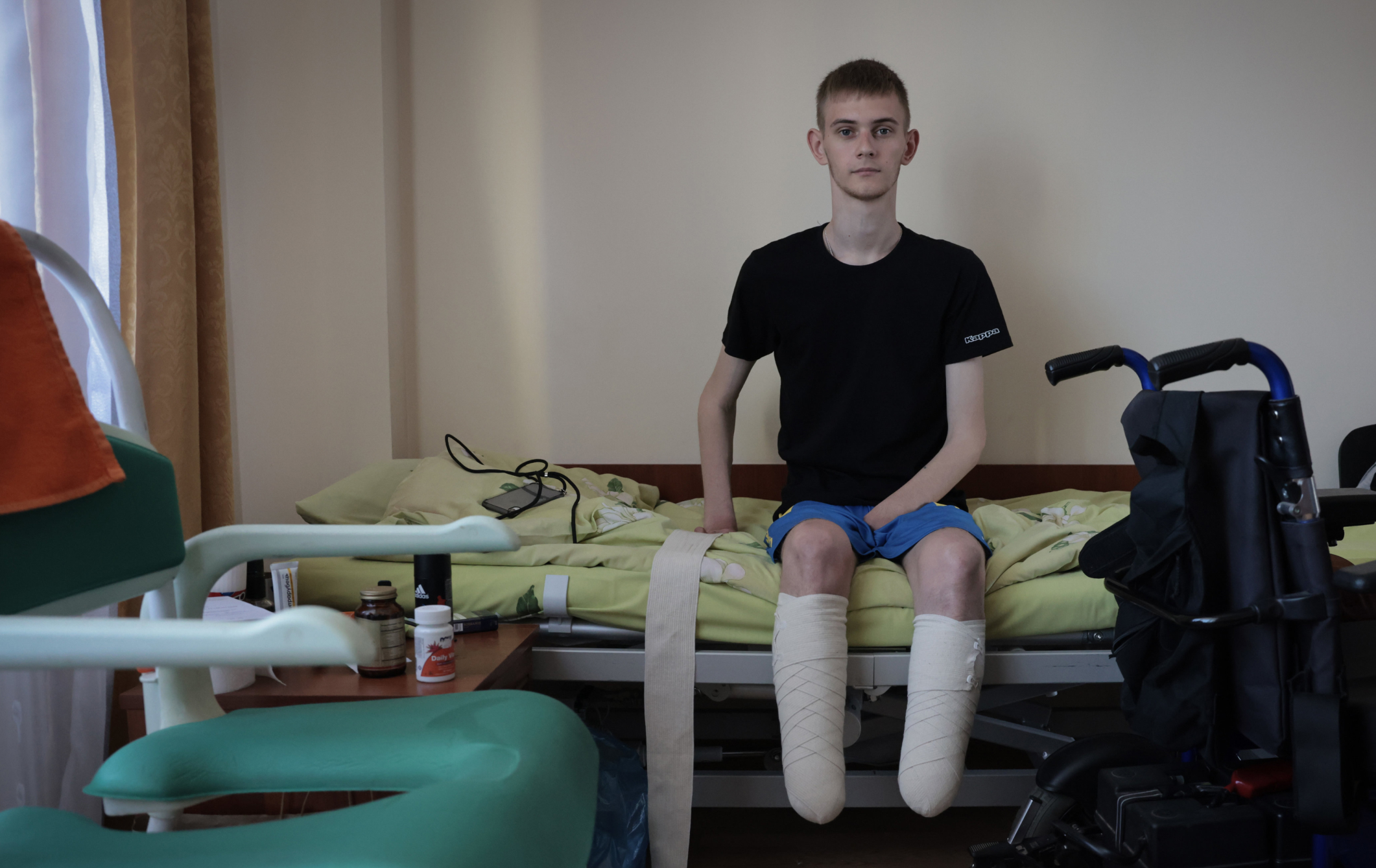 Danyl, 19 ans, a été blessé au front et a dû être amputé des deux pieds et de la main gauche. LP/Philippe de Poulpiquet