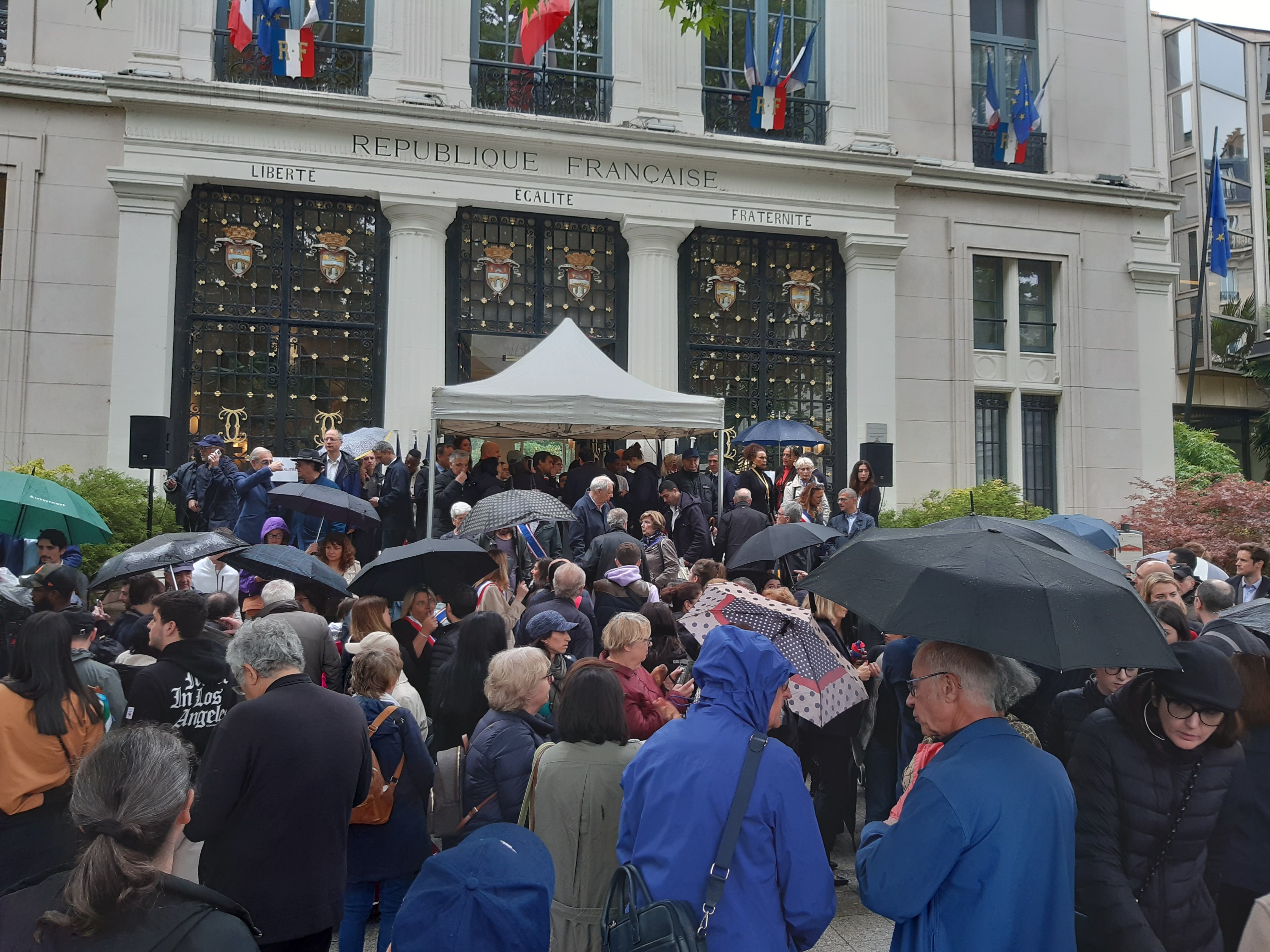 Courbevoie (Hauts-de-Seine), vendredi 21 juin 2024. Des centaines de personnes ont participé au rassemblement à l'appel du maire, Jacques Kossowski, près d'une semaine après le viol à caractère antisémite. LP/Marjorie Lenhardt