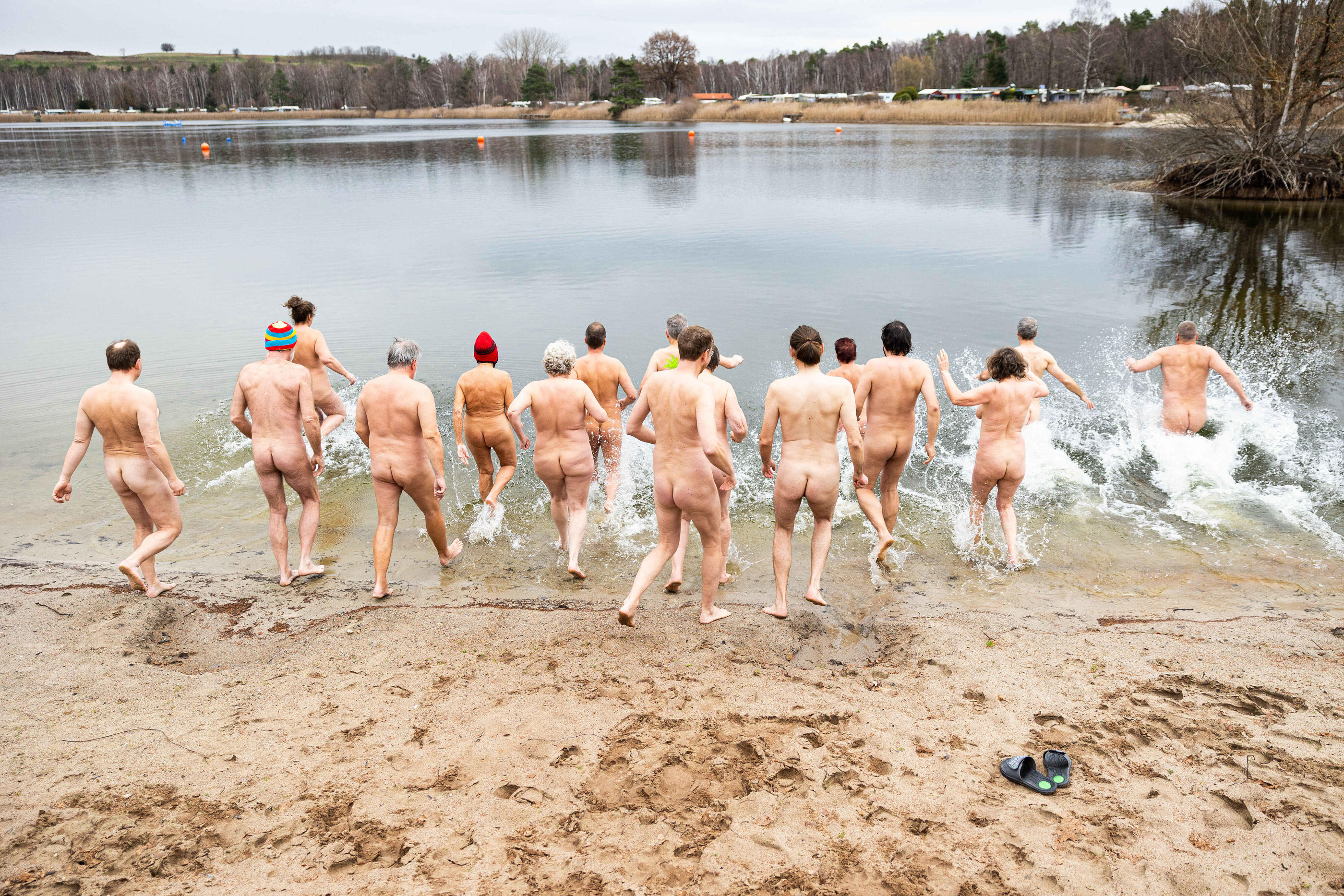 Une association de naturisme organise un bain de mer déguisé le 7 janvier  en Bretagne ! - Le Parisien