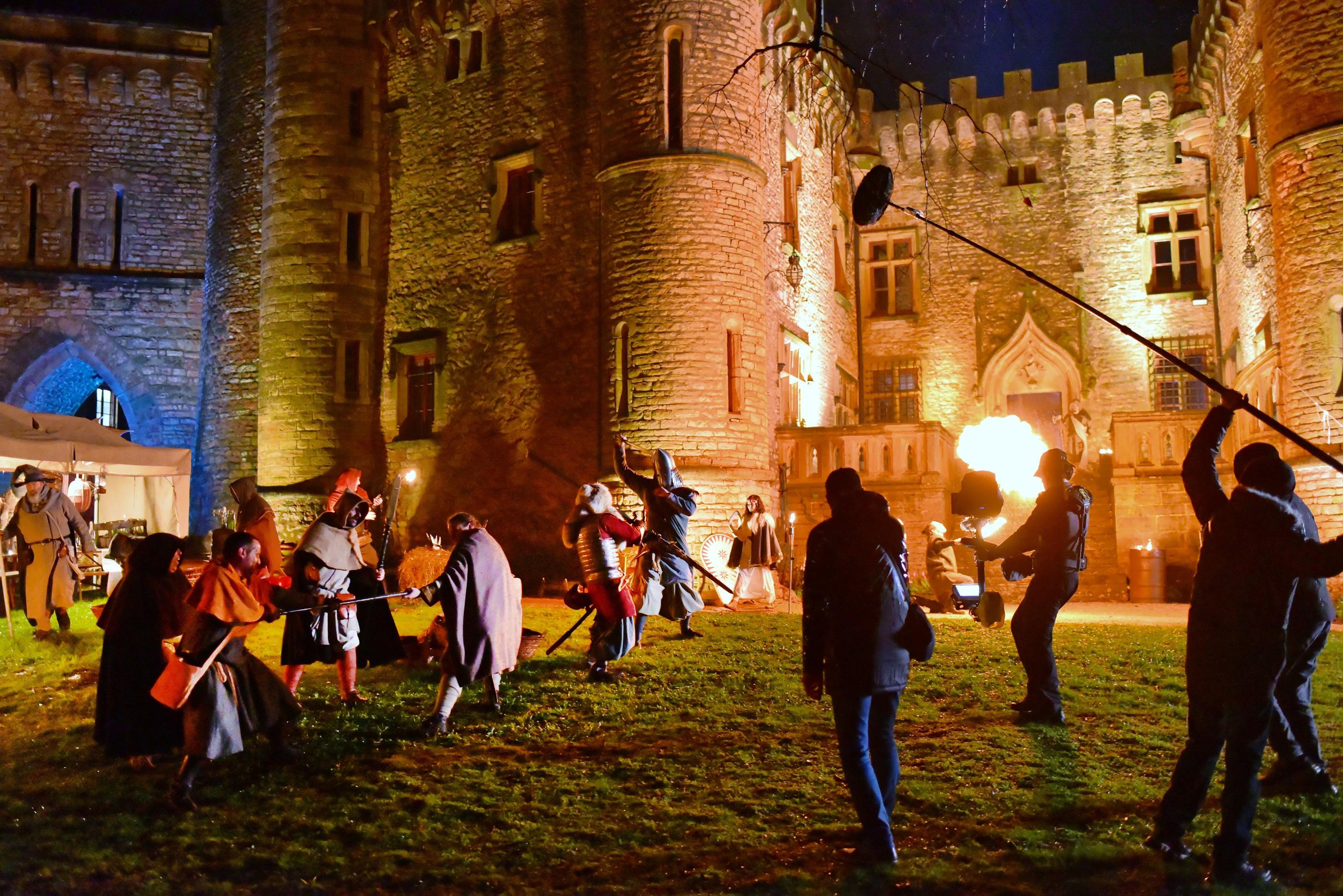 Tournage de la série «Cassandre» avec des mordus de reconstitution médiévale au château de Montmelas-Saint-Sorlin (Rhône) le 26 mars. LP/Nicolas Foray