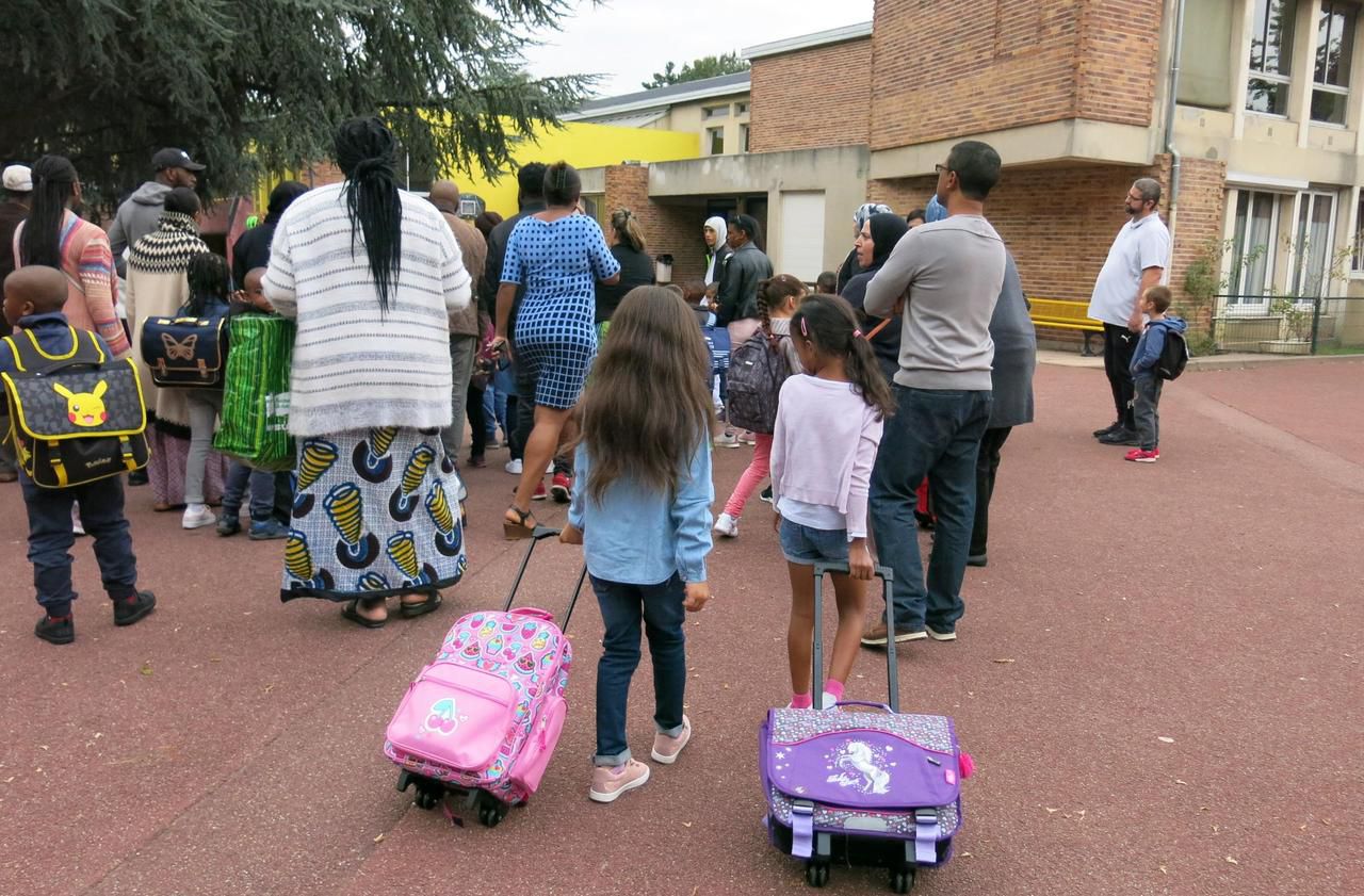 <b></b> Fontenay-sous-Bois, ce lundi. Comme ici à l’école Jean-Zay, 444 classes de CP et CE1 en éducation prioritaire ont fait leur rentrée en petits groupes. 