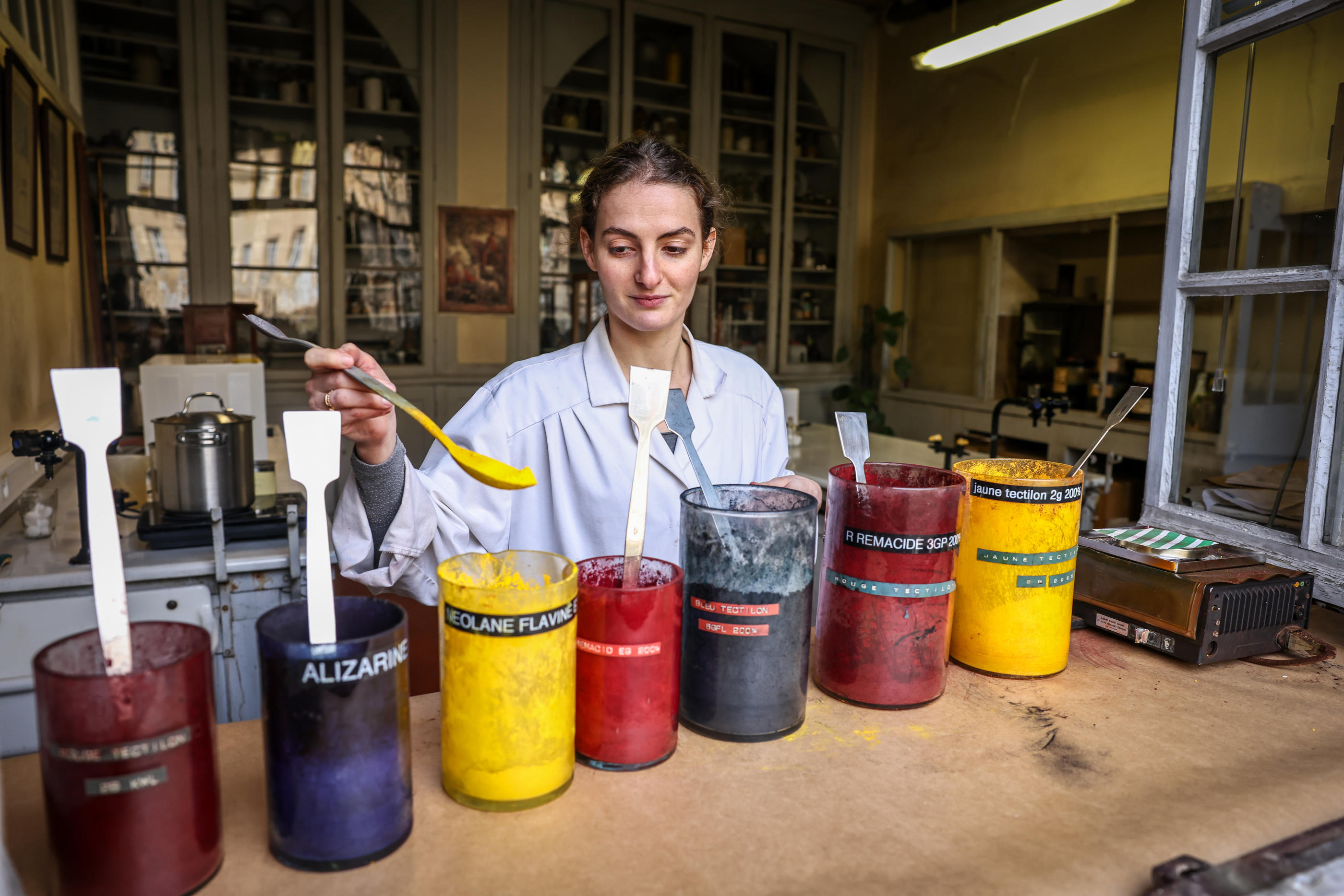 Paris (XIIIe), le 23 février 2024. Les artisans d'élite de l'atelier de teinture des Gobelins sont capable de fabriquer jusqu’à 16 000 coloris avec des techniques ancestrales et très physiques. LP/Fred Dugit