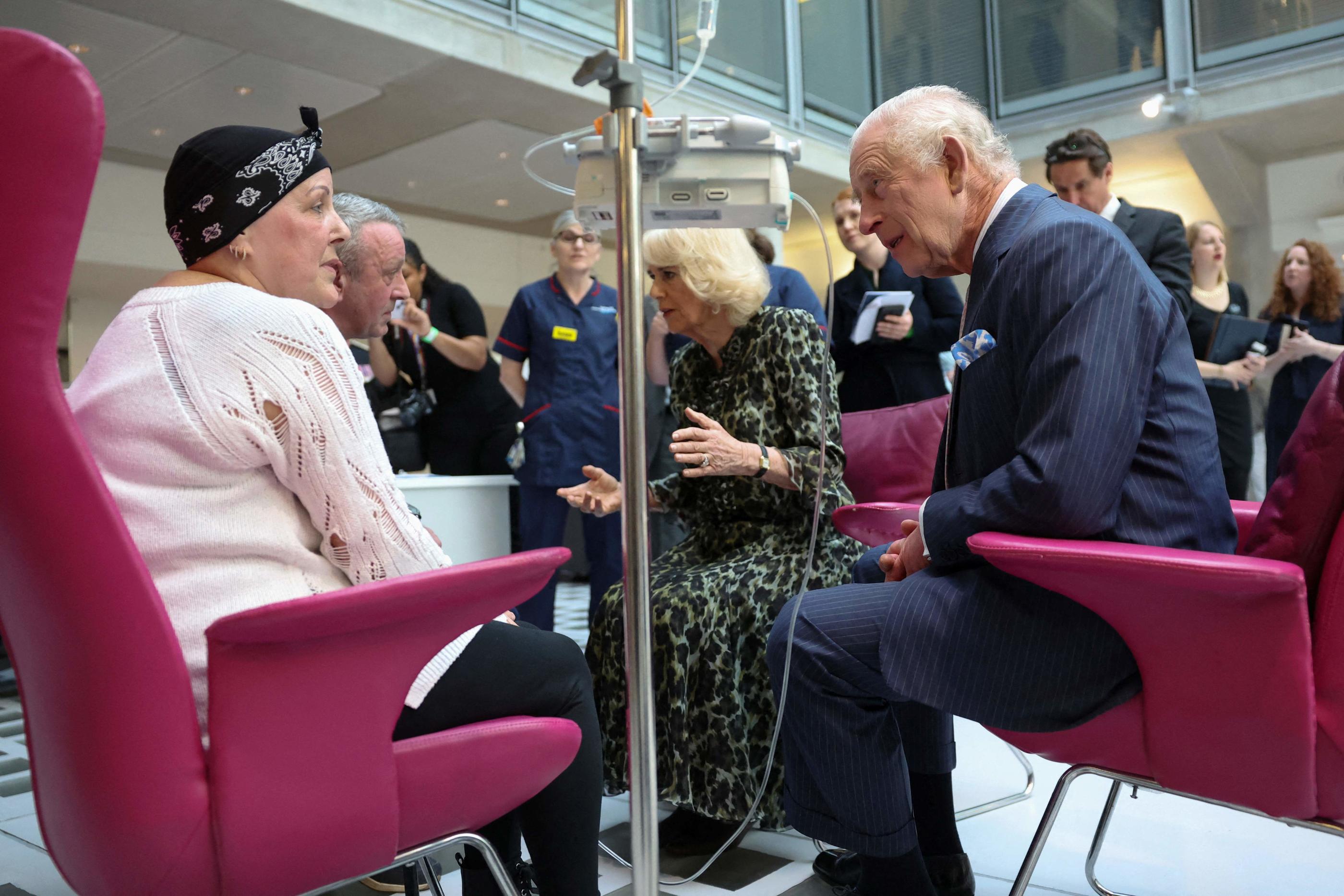 Le roi Charles III et la reine Camilla rencontrent une patiente en chimiothérapie à l'occasion de la reprise des activités publiques du souverain, mardi 30 avril 2024. AFP/ Suzanne Plunkett