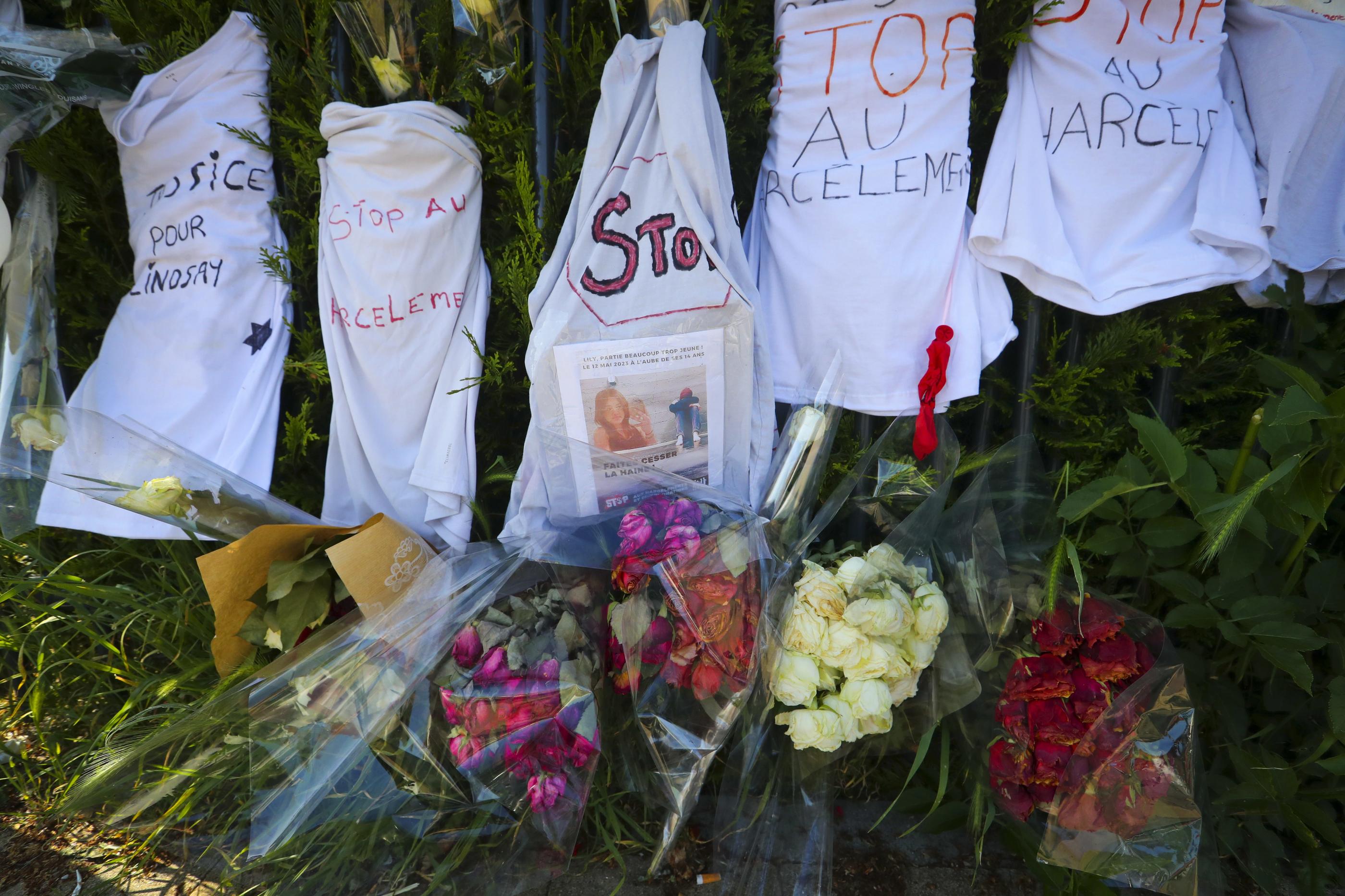 Vendin-le-Vieil (Pas de Calais), le 26 mai 2023. Fleurs et tee-shirts réclamant justice pour Lindsay ont été déposés devant le collège Bracke-Desrousseaux. PhotoPQR/La Voix du Nord/Séverine Courbe