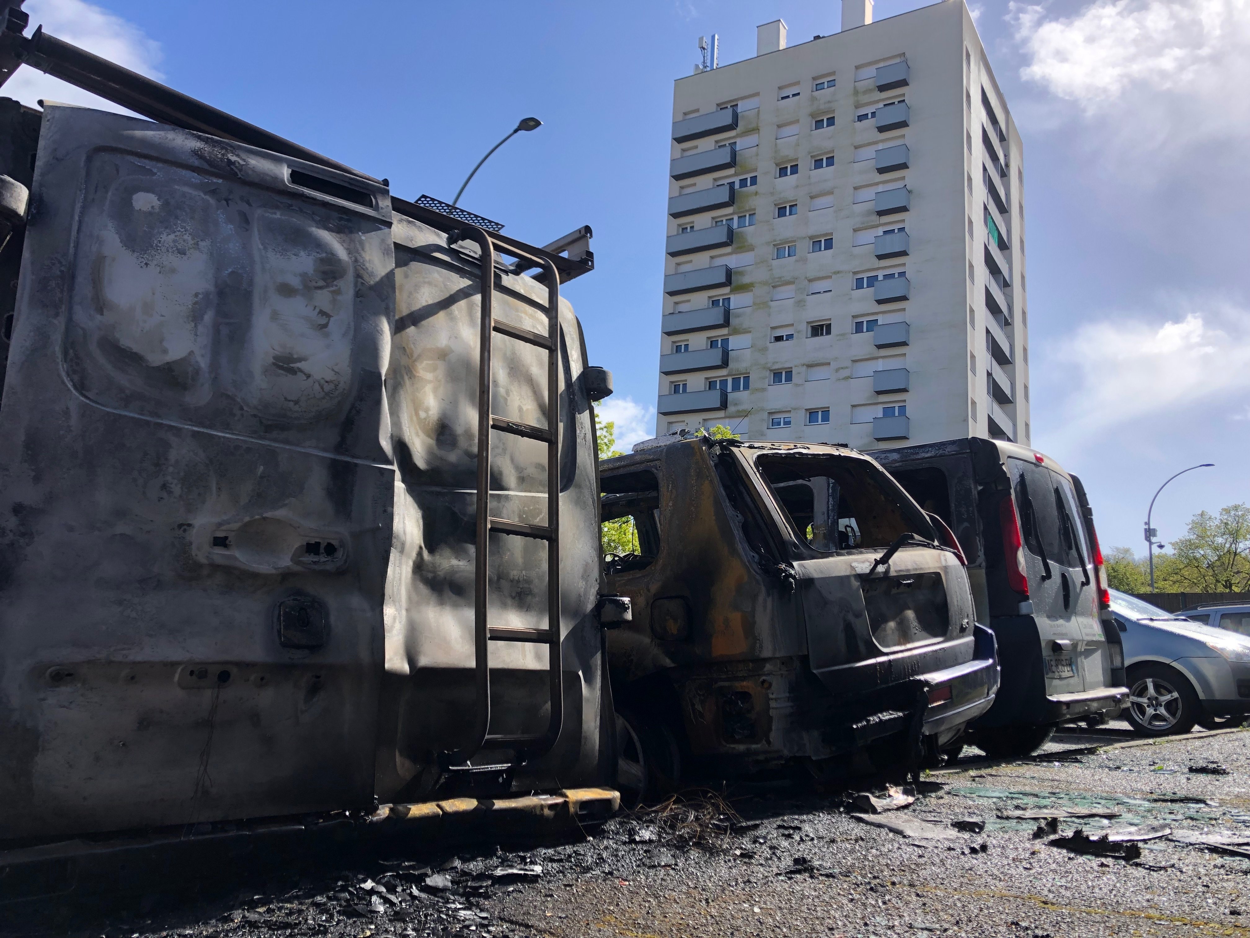 Poissy, ce jeudi. Trois véhicules ont été incendiés à proximité de l’immeuble récemment touché par un dramatique sinistre le 3 mars dernier. LP/Sébastien Birden