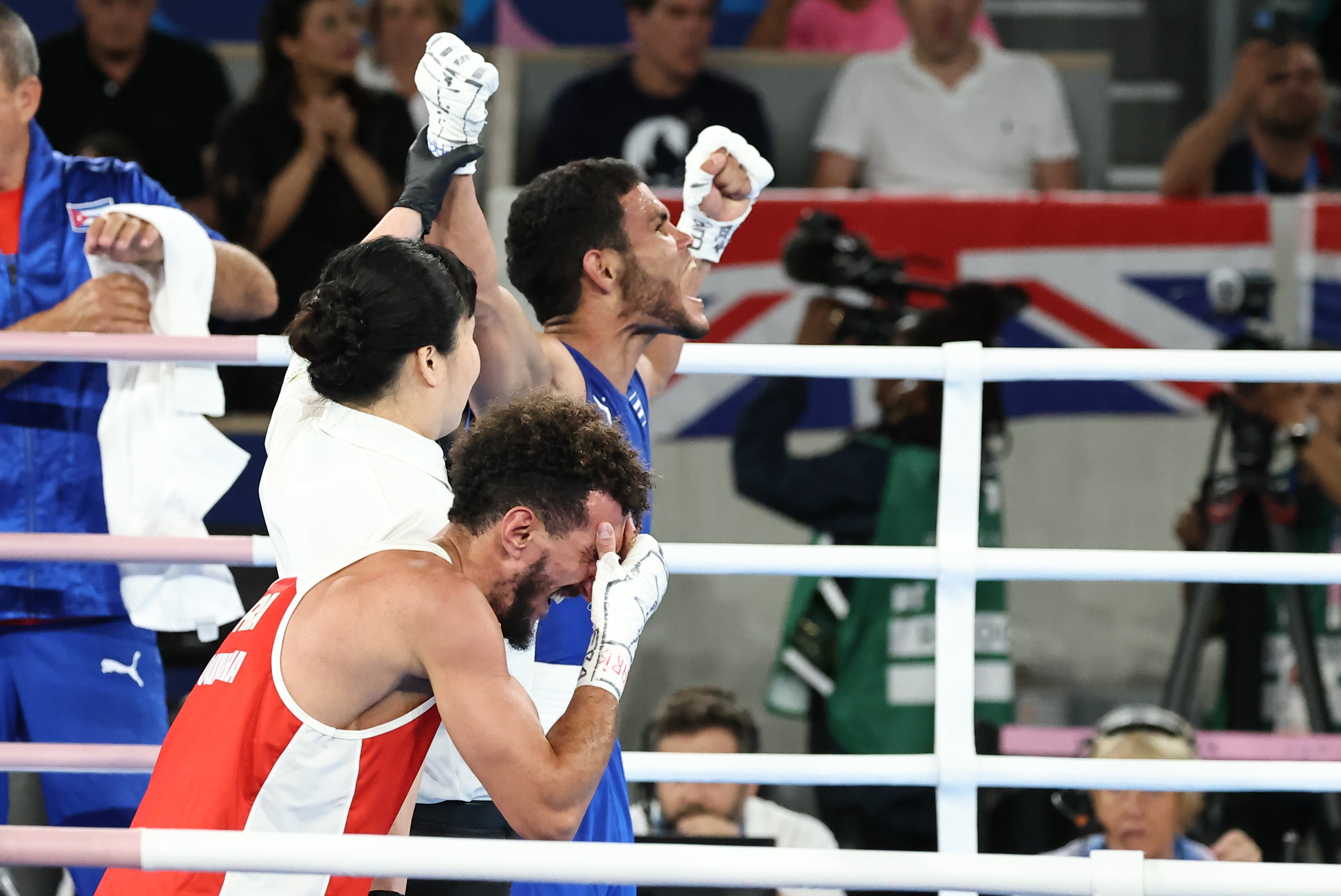 La déception de Sofiane Oumiha lors de la décision finale qui donne vainqueur son adversaire, le Cubain Erislandy Alvarez Borges. LP/Fred Dugit