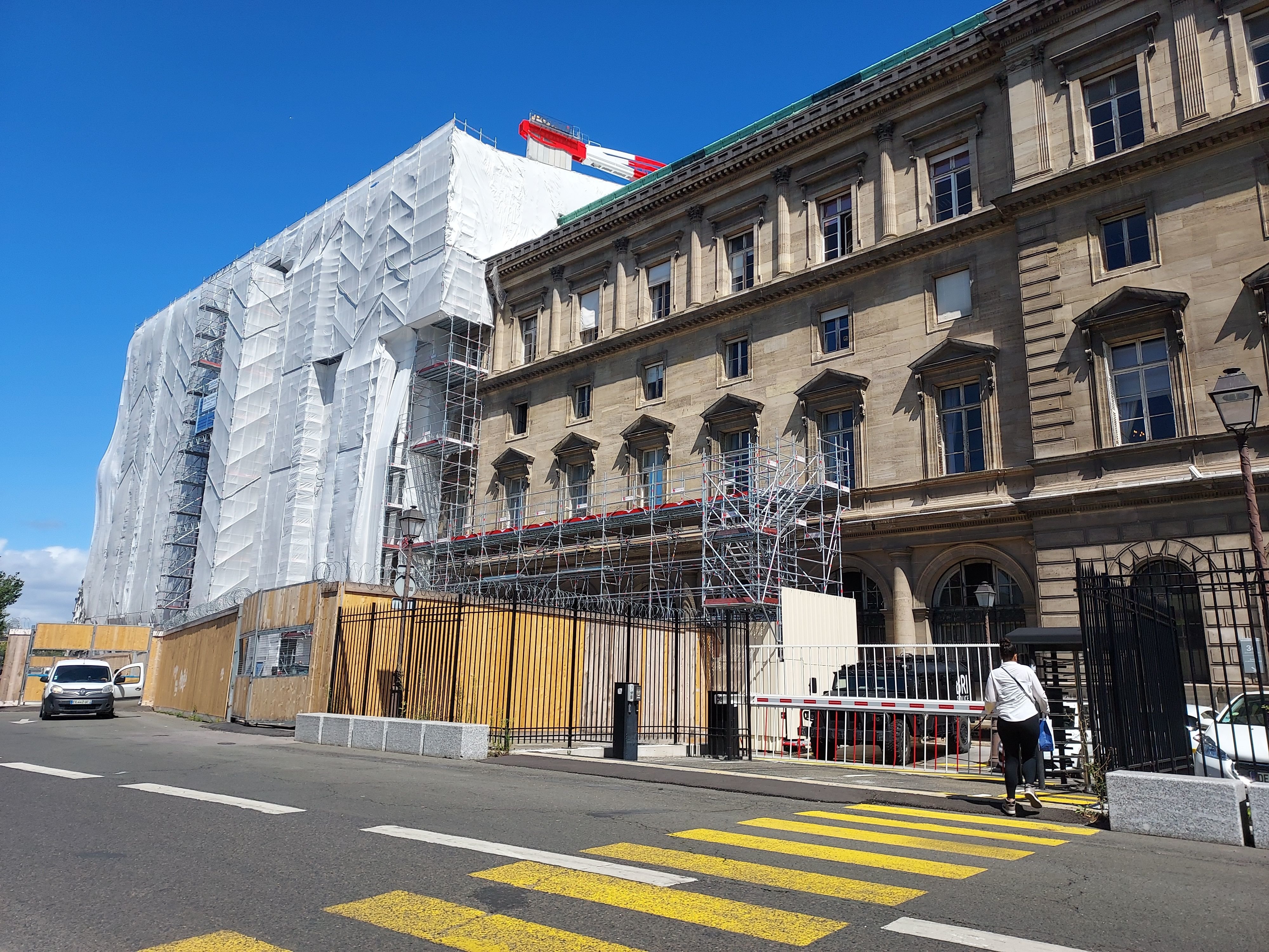 Paris (Ier), le 2 août.  La façade du légendaire siège de la police judiciaire est entièrement cachée par des bâches blanches. LP/Céline Carez