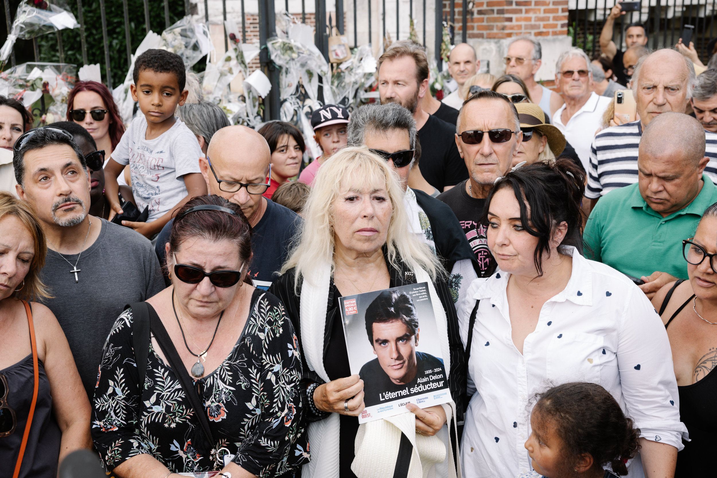 Ce samedi 24 août, les fans étaient encore nombreux à se presser devant la propriété d'Alain Delon, à Douchy (Loiret), d'abord sous un soleil de plomb puis sous une averse rafraîchissante. LP/Arnaud Dumontier