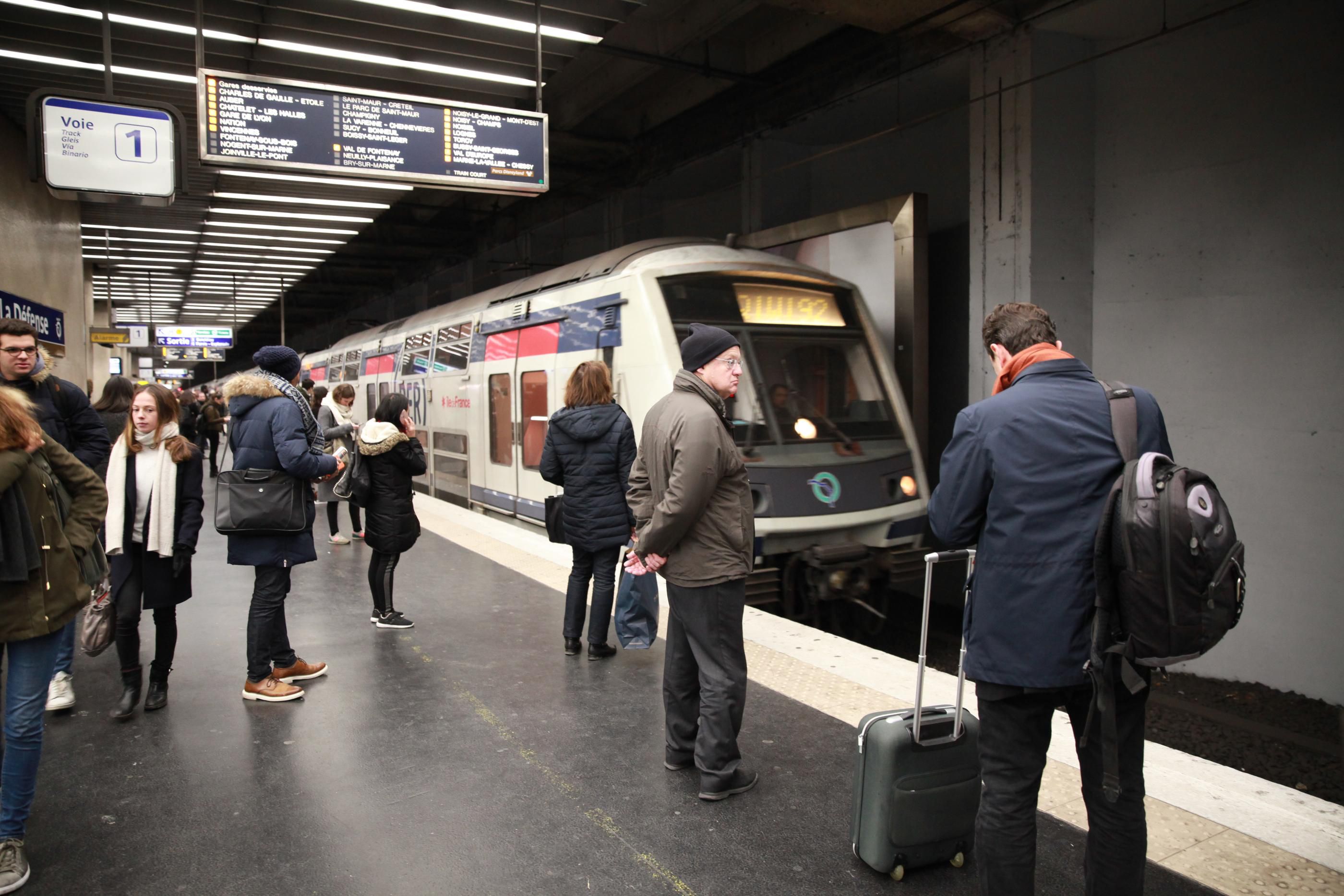 La gare RER A de La Défense a dû être fermée ce vendredi soir après un dégagement de fumées. LP/Olivier Boitet