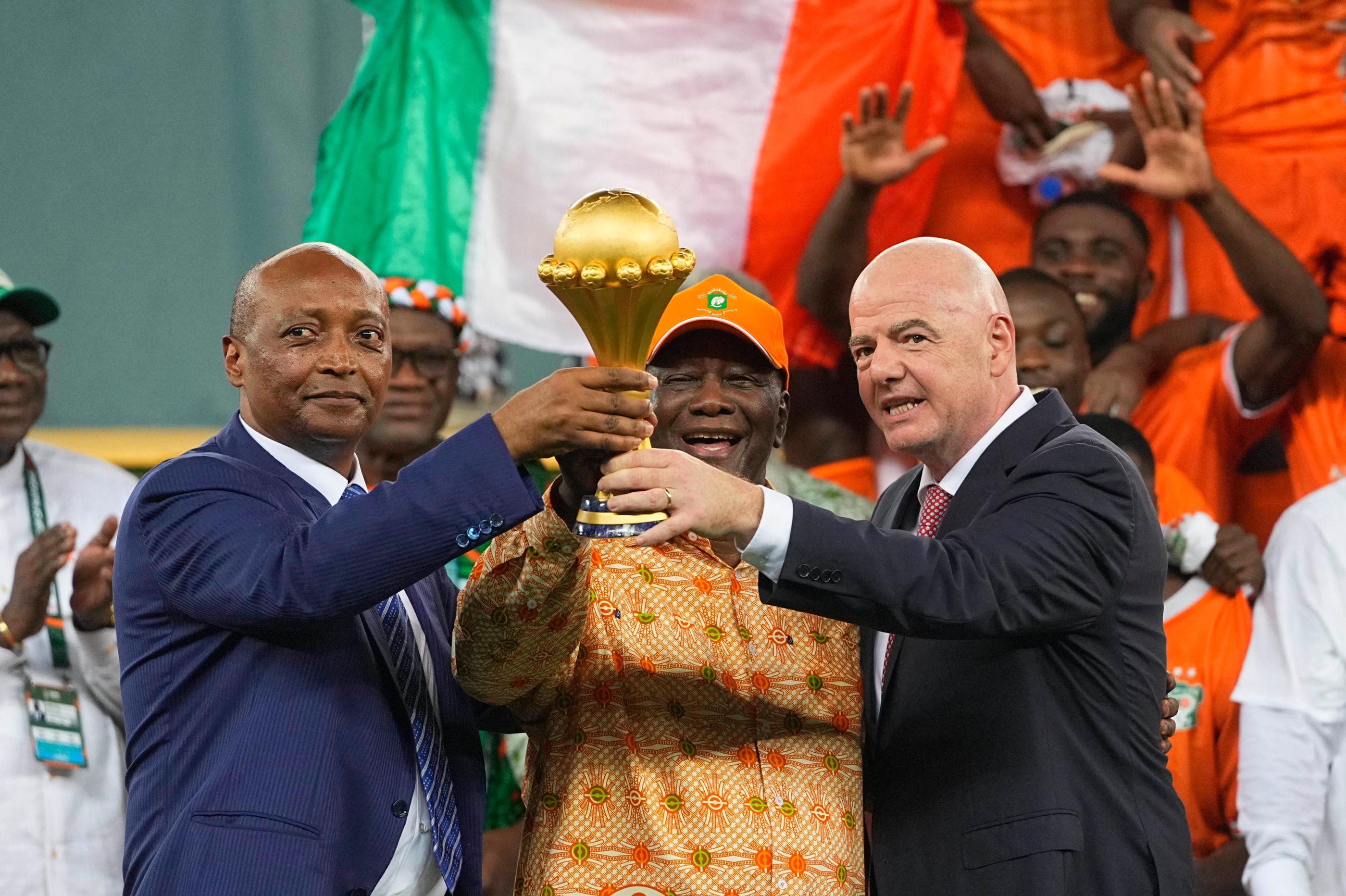 Patrice Motsepe (à gauche), le président de la CAF, qui tient le trophée de la CAN 2024 remportée par la Côte d'Ivoire.  Icon Sport