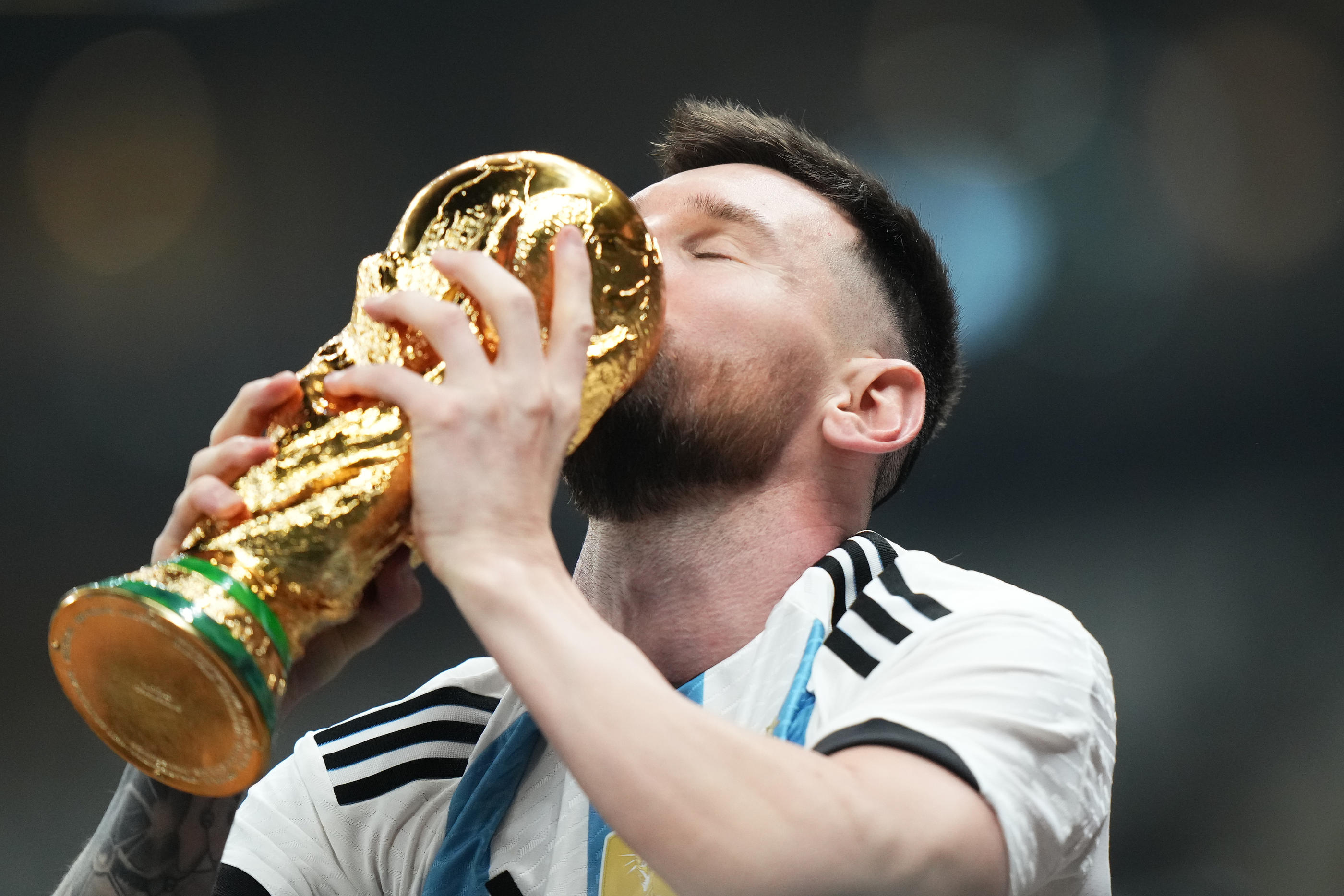 Lionel Messi avec le trophée de la Coupe du monde. Icon sport