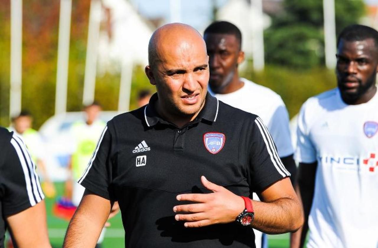 <b></b> Himed Hamma , le co-entraineur de Bobigny doit s’adapter aux contraintes du couvre-feu pour les entraînements.