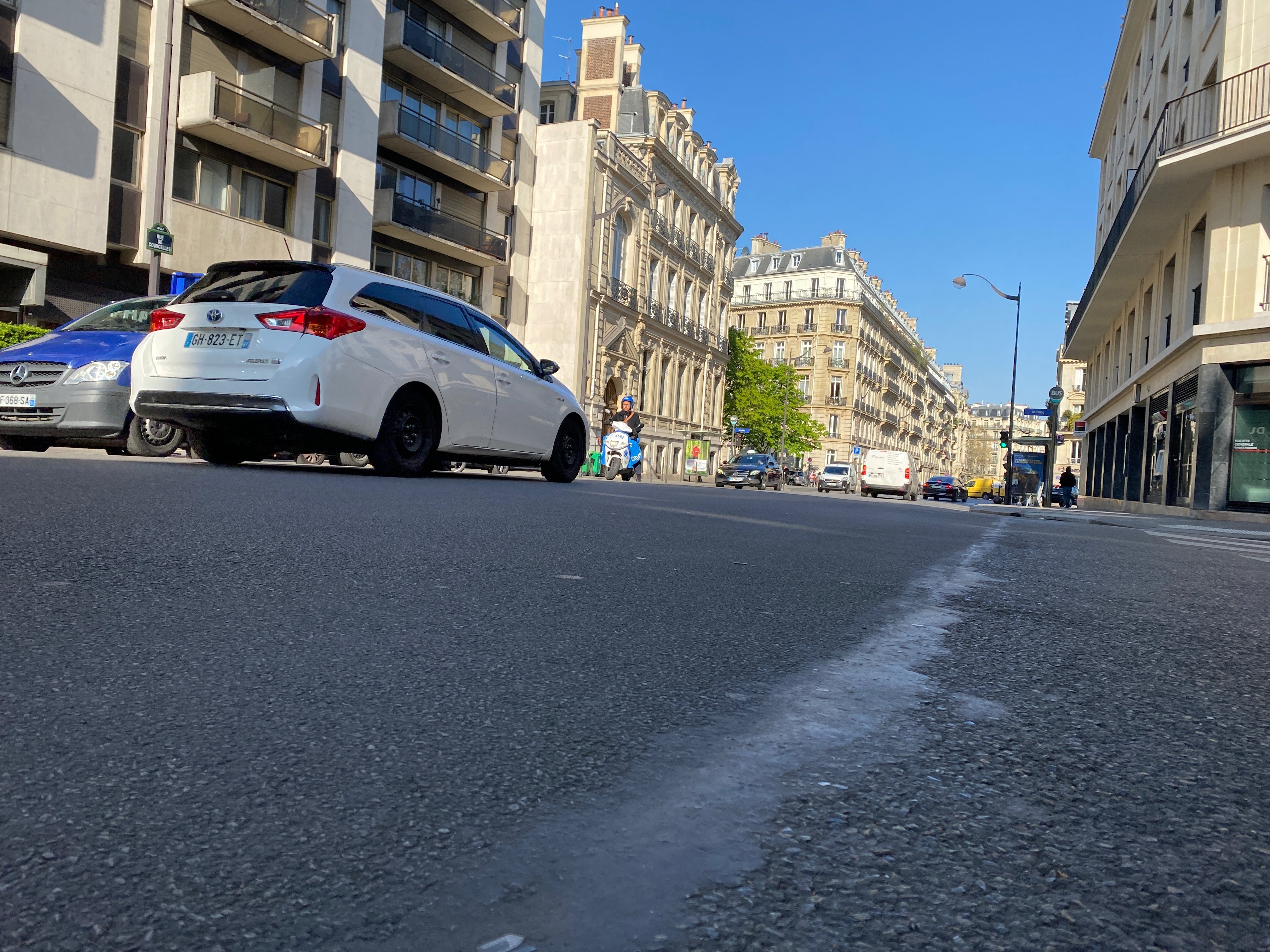 La ville de Paris expérimente de nouveaux enrobés, comme ici, rue de Courcelles (VIIIe arrondissement). Le bruit généré serait quasiment divisé par deux.
