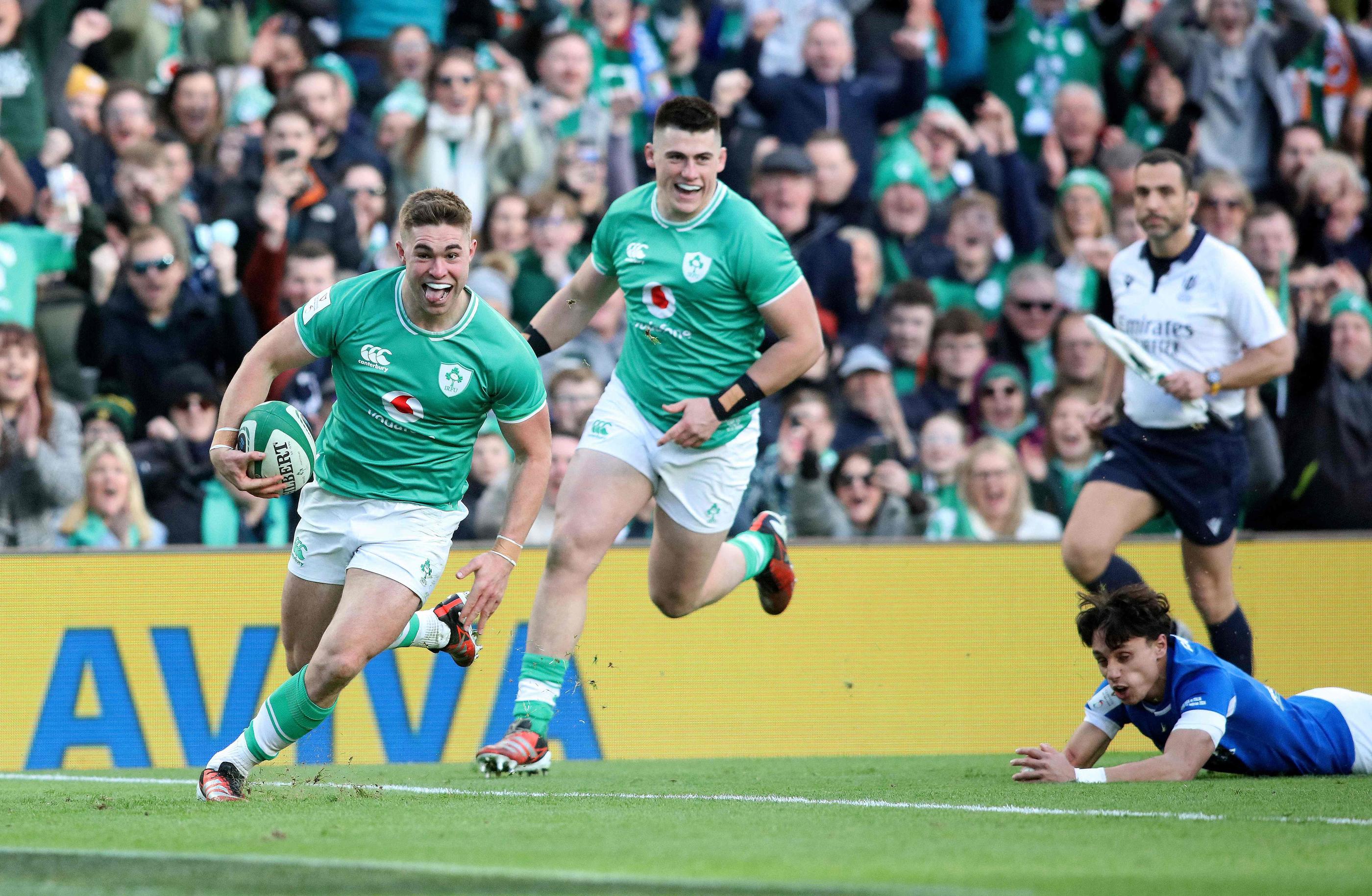 Dublin (Irlande), dimanche 11 février. L'ouvreur Jack Crowley, successeur de la légende Johnny Sexton, inscrit le premier essai du jour face à l'Italie (Photo by Paul Faith / AFP)