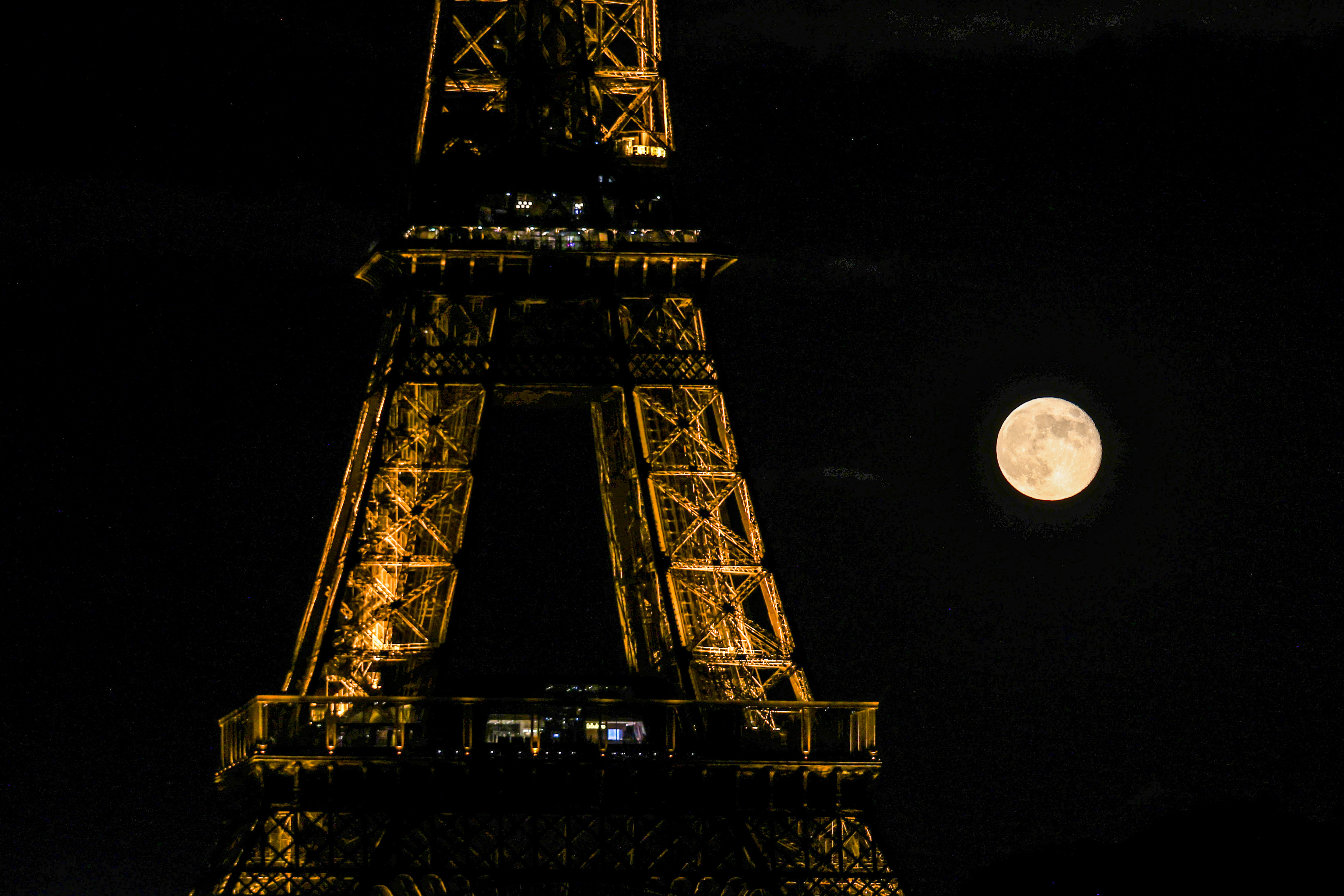 Intervenus sur la tour Eiffel pour une simple mission d’isolation au niveau du deuxième étage de l’édifice, les trois employés se sont retrouvés bloqués une longue partie de la nuit dans l’ascenseur du pilier sud, réservé au personnel. (Illustration) LP/Fred Dugit