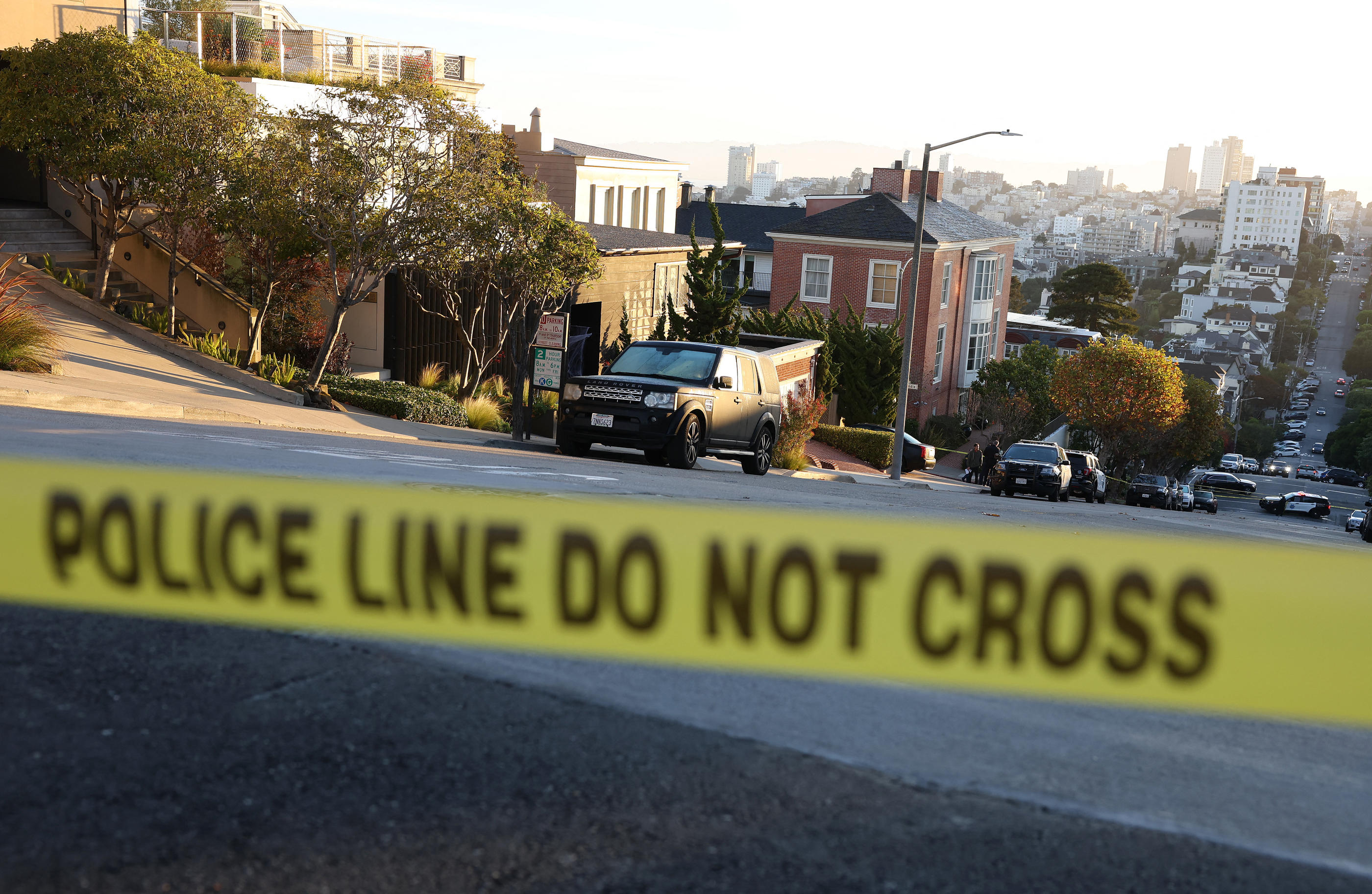 San Francisco (Californie) le 28 octobre. Un cordon de sécurité a été installé autour du domicile de Nancy Pelosi après l'agression de son mari. AFP/Getty Images/Justin Sullivan