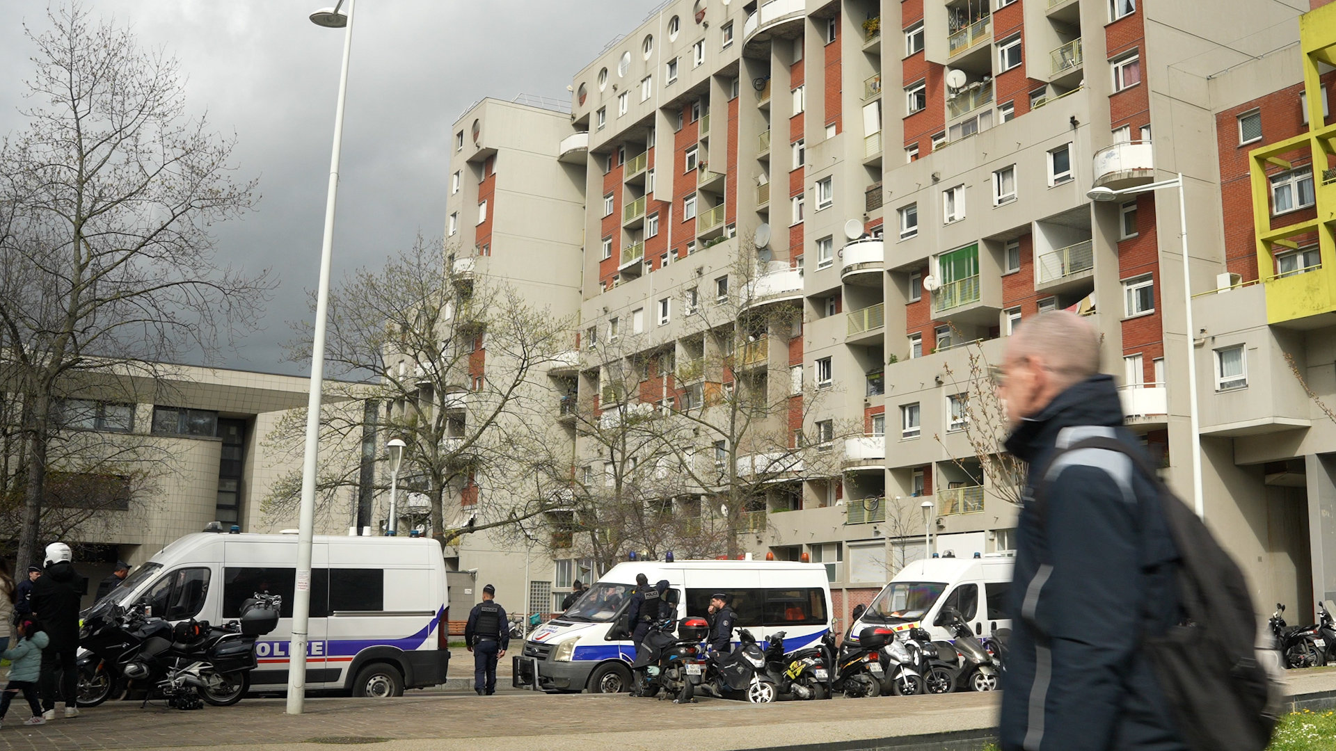 Des renforts de police aux abords du commissariat de La Courneuve le 18 mars, au lendemain des violences urbaines qui l'ont pris pour cible