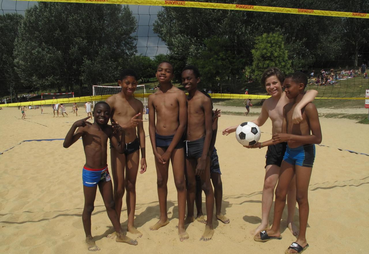 <b></b> Torcy, mercredi 11 juillet 2018. Sur l’île de loisirs, les enfants et adolescents pratiquent le beach-volley et le golf, entre autres.