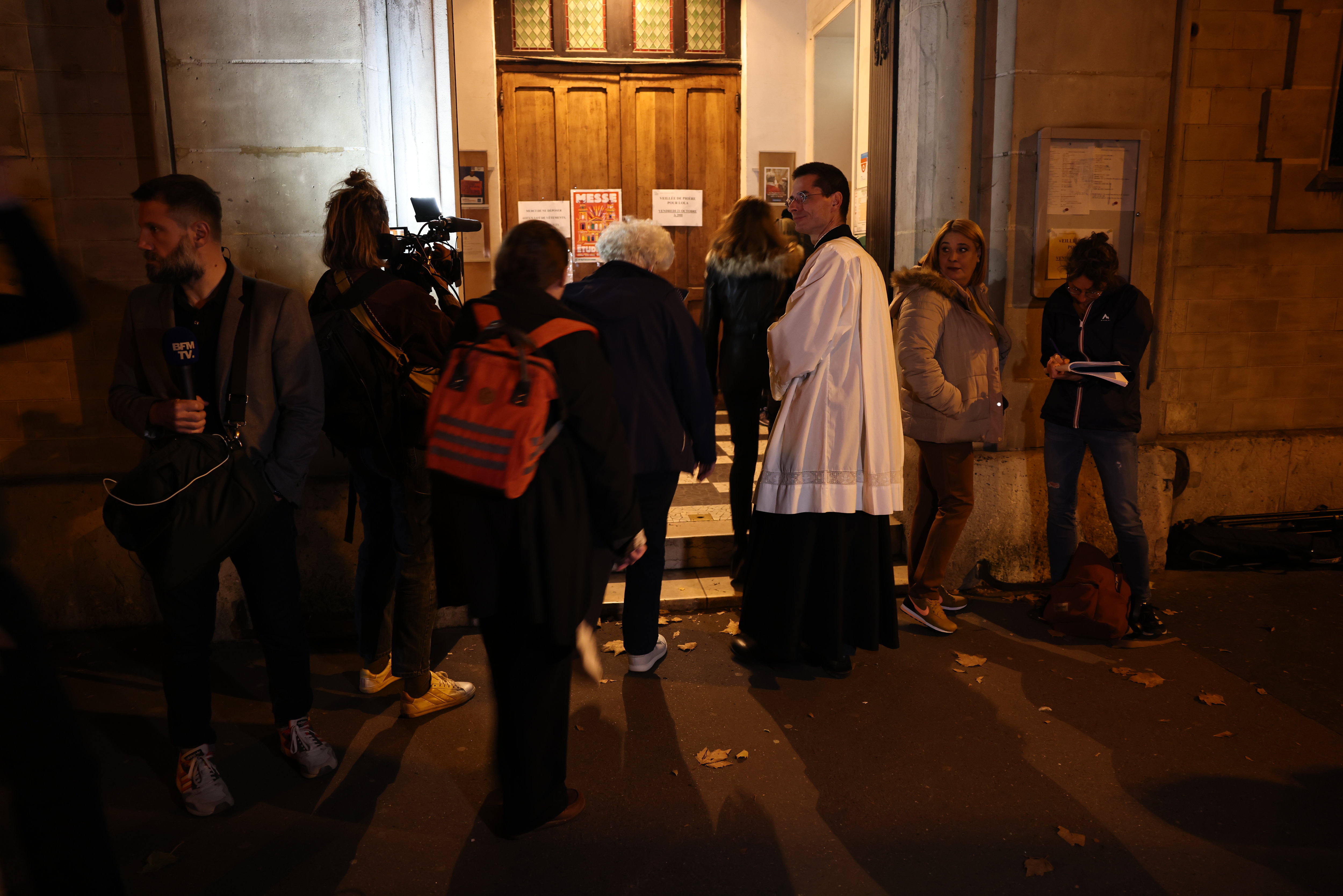 Eglise Saint-Georges de la Villette (Paris XIXe), ce vendredi soir. Anciens camarades de Lola et habitants du quartier se sont recueillis dans une ambiance pesante. (Le Parisien / Fred Dugit)
