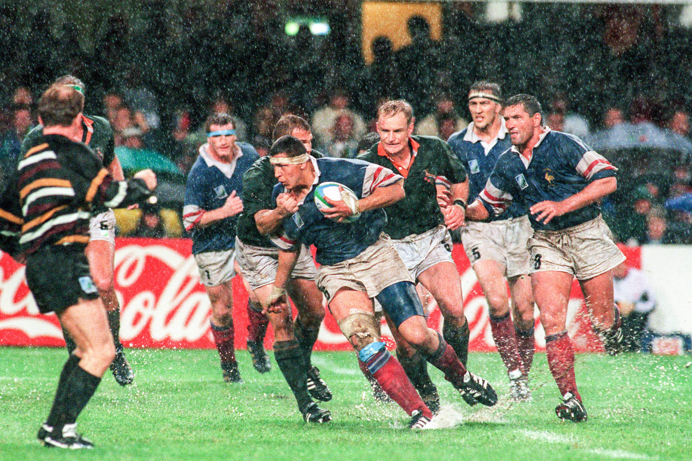 Abdelatif Benazzi et les Bleus se sont inclinés d'un rien lors de la demi-finale de Durban en 1995 face à l'Afrique du Sud, disputée dans des conditions dantesques. PA Images/Icon Sport